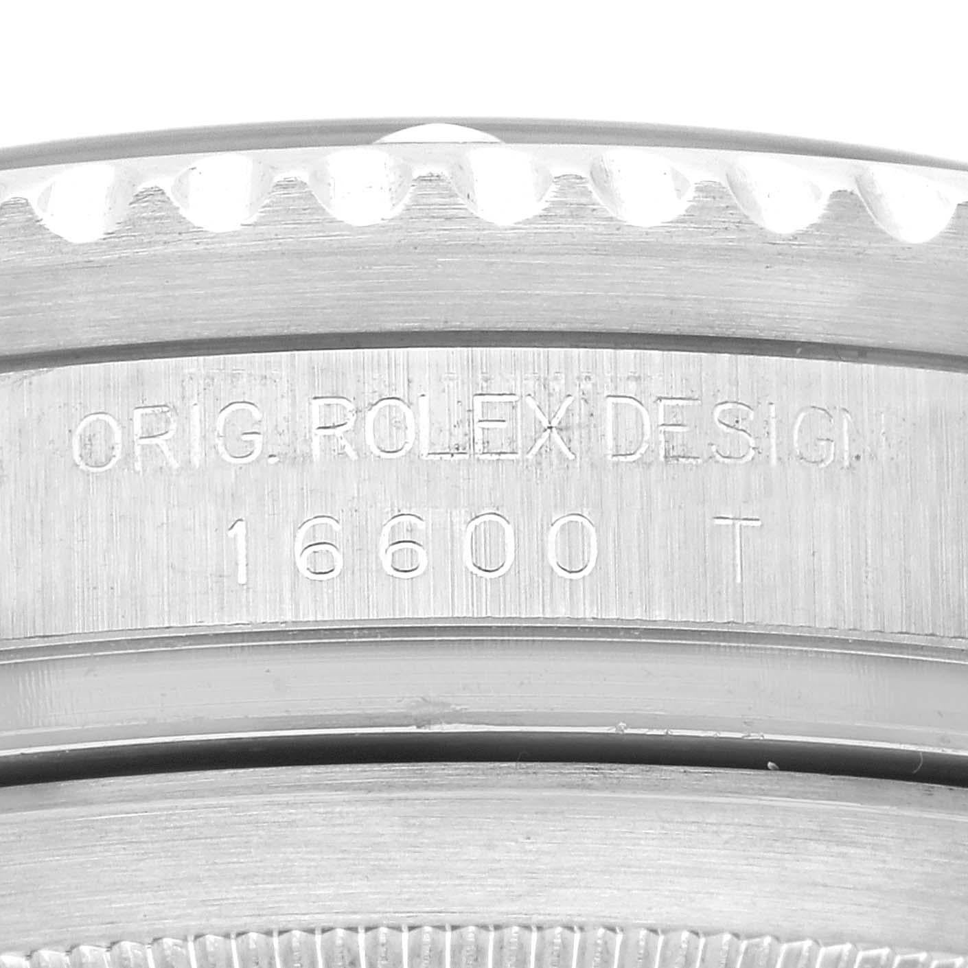 Rolex Seadweller 4000 Black Dial Steel Mens Watch 16600. Mouvement automatique à remontage automatique, officiellement certifié chronomètre. Boîtier en acier inoxydable de 40 mm de diamètre. Logo Rolex sur la couronne. Lunette tournante