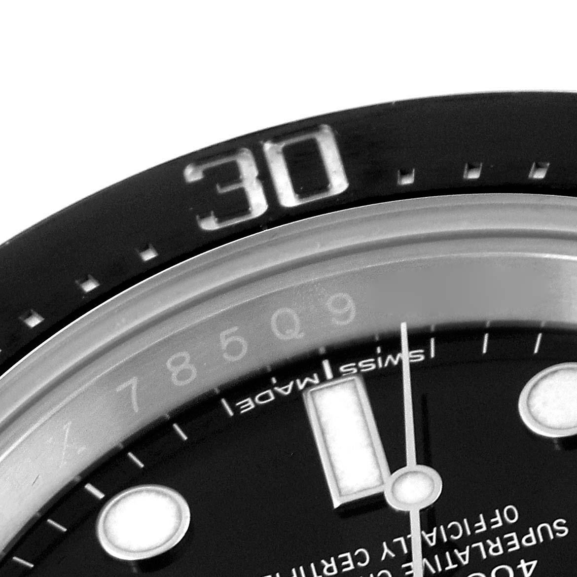 Rolex Seadweller 43mm 50th Anniversary Steel Herrenuhr 126600 Box Card. Offiziell zertifiziertes Chronometerwerk mit automatischem Aufzug. Austerngehäuse aus Edelstahl mit einem Durchmesser von 43 mm. Rolex Logo auf der Krone. Einseitig drehbare
