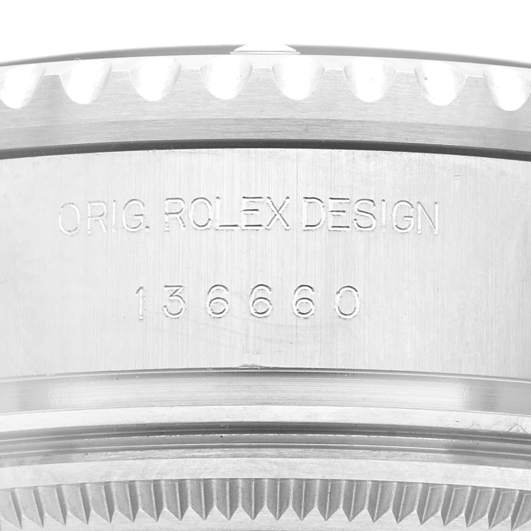 Rolex Seadweller Deepsea 44 Schwarzes Zifferblatt Stahl Herrenuhr 136660 Karte. Offiziell zertifiziertes Chronometerwerk mit automatischem Aufzug. Austerngehäuse aus Edelstahl mit einem Durchmesser von 44 mm. Rolex Logo auf der Krone. Spezielle