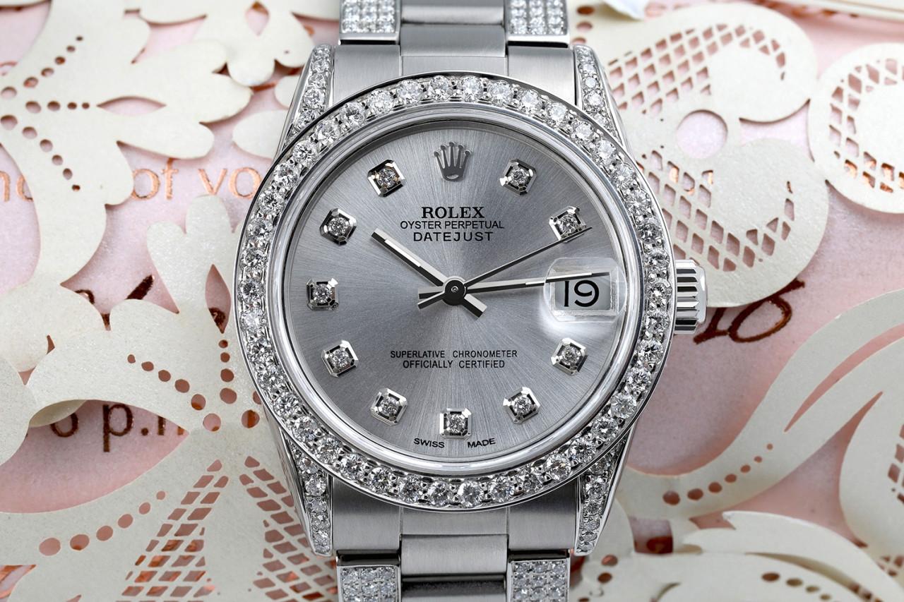 Rolex Argent 36mm Datejust S/S Oyster Perpetual côté diamant + lunette et ergots 16030
Cette montre est dans un état comme neuf. Elle a été polie, entretenue et ne présente aucune rayure ou imperfection visible. Toutes nos montres bénéficient d'une