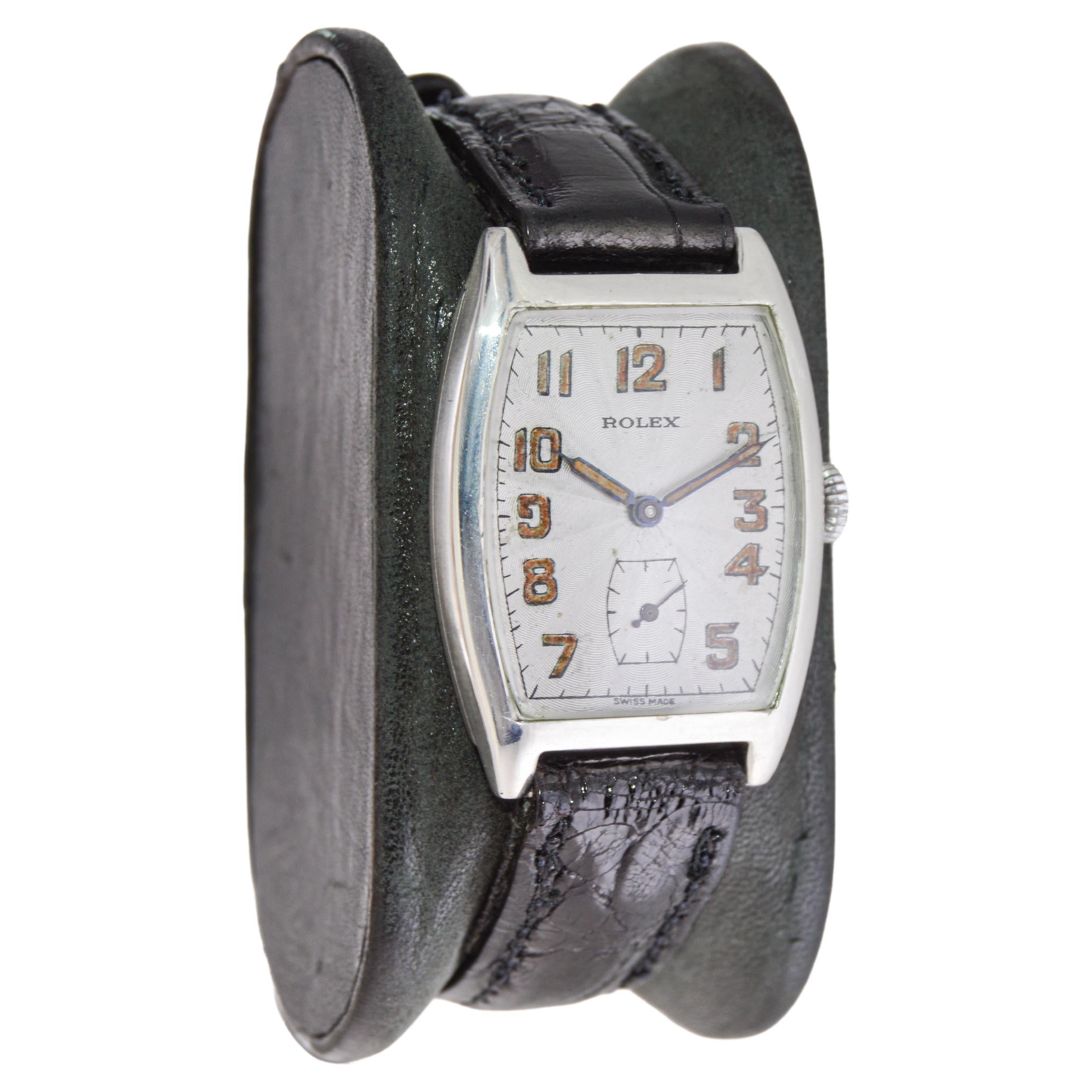 FABRIK / HAUS: Rolex Watch Company
STIL / REFERENZ: Tonneau / Referenz 575
METALL / MATERIAL: Sterling Silber
CIRCA / JAHR: 1920er Jahre
ABMESSUNGEN / GRÖSSE: Länge 36 X Breite 26mm 
UHRWERK / KALIBER: Handaufzug / 15 Jewels / Kaliber 
ZIFFERBLATT /
