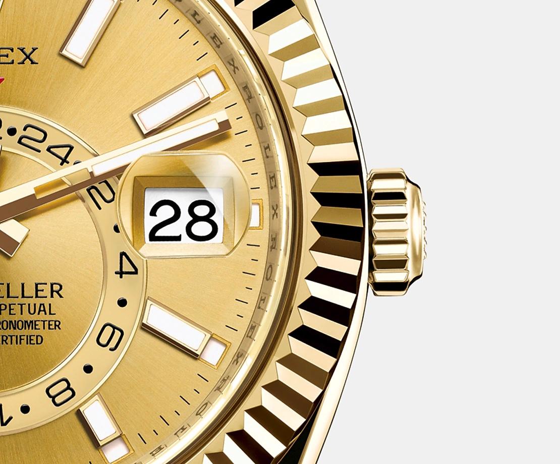 42 mm yellow gold case, screw-down back, screw-down crown with twinlock double waterproofness system, fluted bezel, scratch-resistant sapphire crystal with cyclops lens over the date, champagne dial, index hour markers, Rolex calibre 9001 automatic