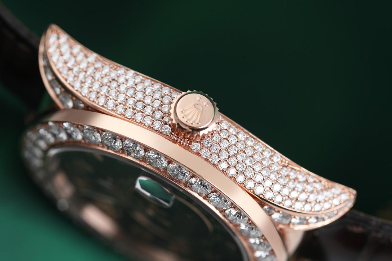 Rolex Sky Dweller Or rose 18 carats, diamants naturels, cadran arabe chocolat, bracelet cuir brun 326135

Cette montre bénéficie d'une garantie de remplacement du diamant à vie. Nous avons tellement confiance en nos sertisseurs de diamants que si