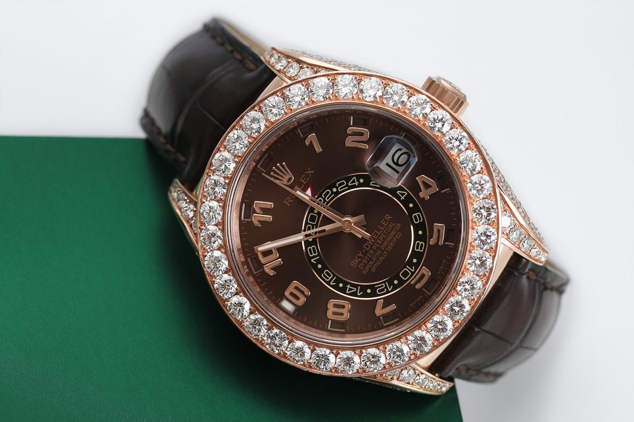 Taille ronde Rolex Montre Sky Dweller 18 carats avec cadran en diamants naturels écaillés couleur chocolat et cadran arabe 326135 en vente