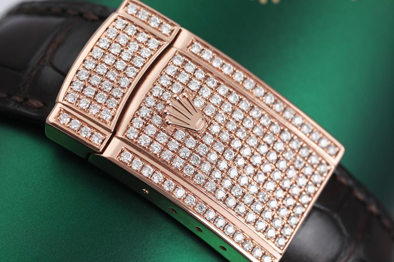 Rolex Montre Sky Dweller 18 carats avec cadran en diamants naturels écaillés couleur chocolat et cadran arabe 326135 Excellent état - En vente à New York, NY