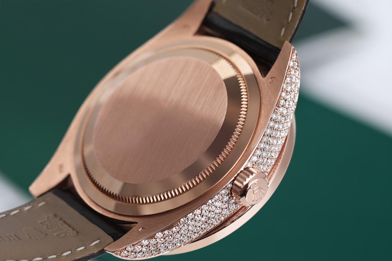 Rolex Montre Sky Dweller 18 carats avec cadran en diamants naturels écaillés couleur chocolat et cadran arabe 326135 Pour hommes en vente