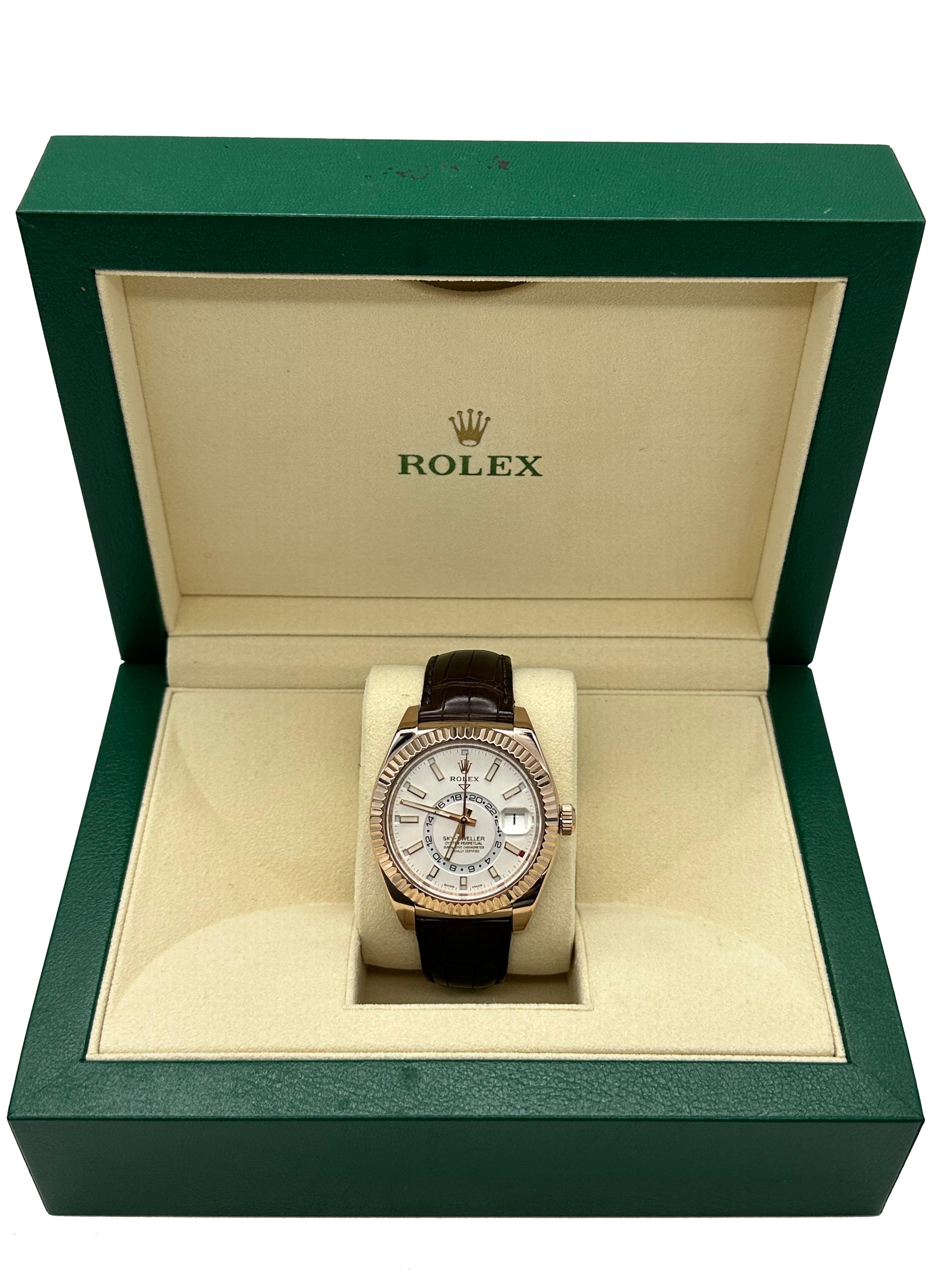 Stilnummer: 326135
Seriennummer: Z5153***
Modell: Rolex Sky Dweller
MATERIAL des Gehäuses: 18K Rose Gold 
Band: Braunes Lederarmband 
Lünette: 18K Rose Gold 
Zifferblatt: Weißes Zifferblatt 
Gesicht: Saphirglas 
Gehäusegröße: 42mm 
Enthält: 
-Rolex