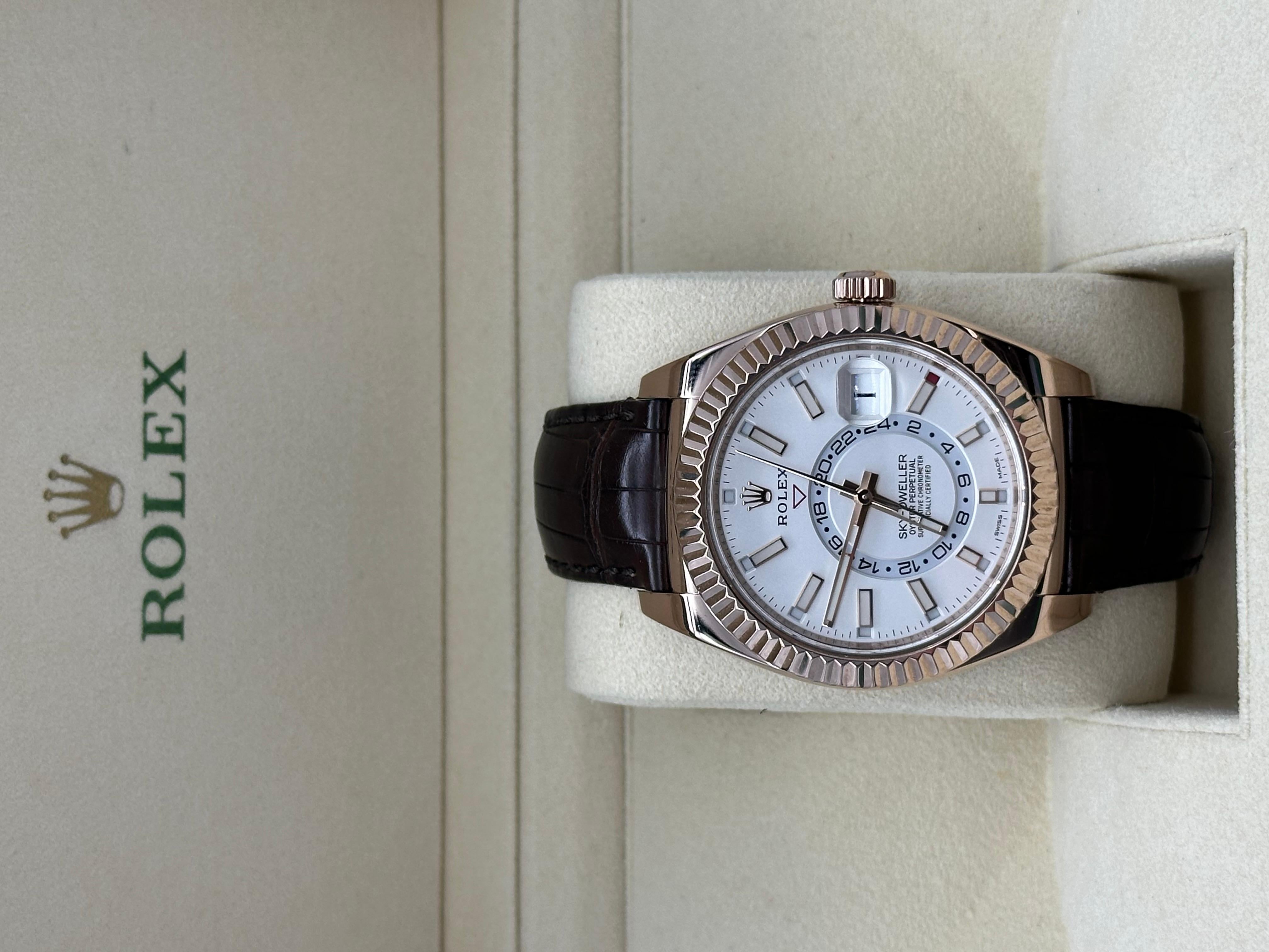 Rolex Sky Dweller 326135 42mm Roségold Weißes Zifferblatt Lederriemen Rolex Box im Zustand „Hervorragend“ in San Diego, CA