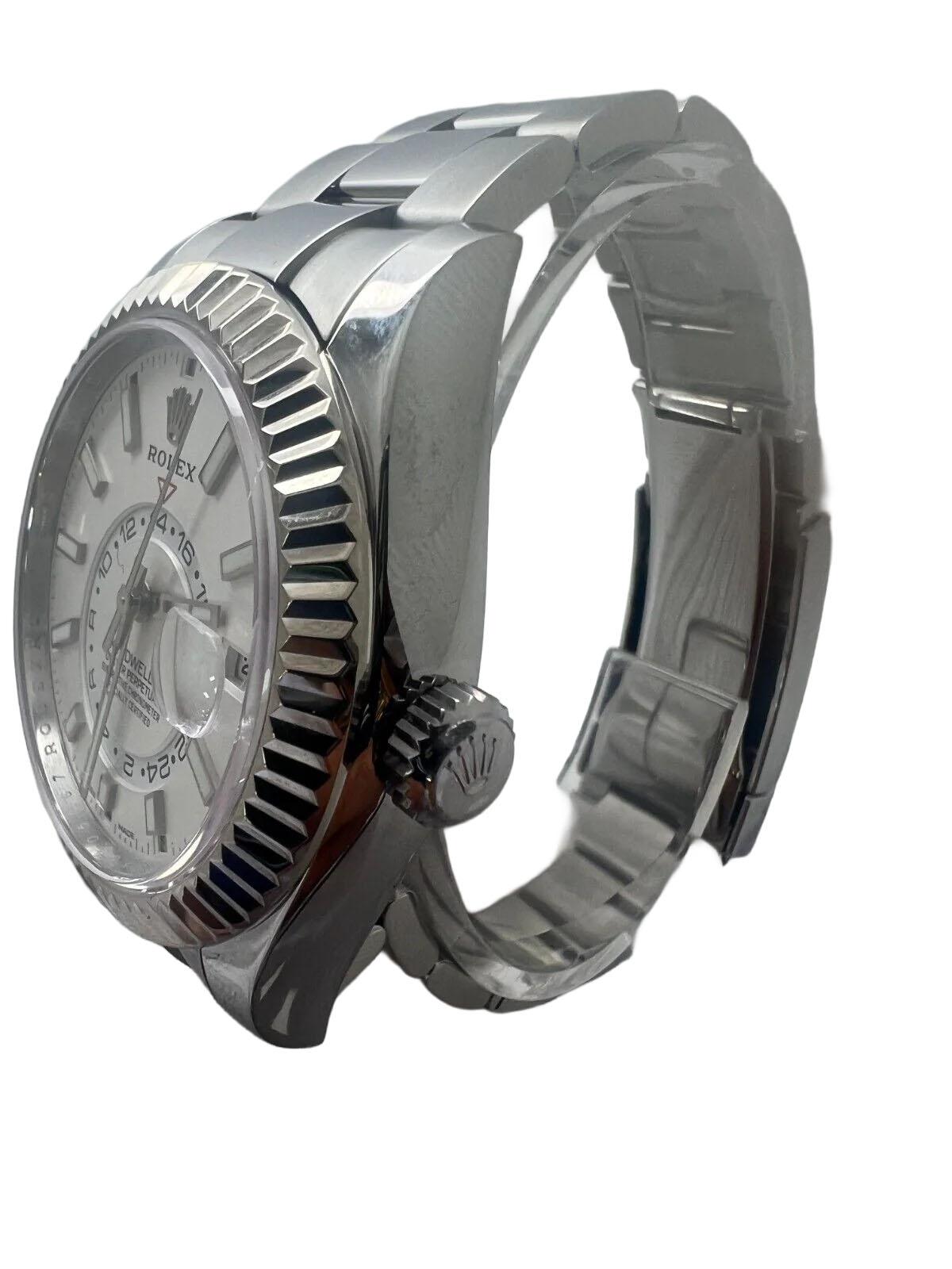 Nous vous présentons l'exquise Rolex Sky-Dweller 326934, une montre aux accents d'or blanc 18 carats et au boîtier en acier inoxydable de 42 mm. Sortie vers 2019, cette montre est en superbe état et illustre la qualité et le savoir-faire
