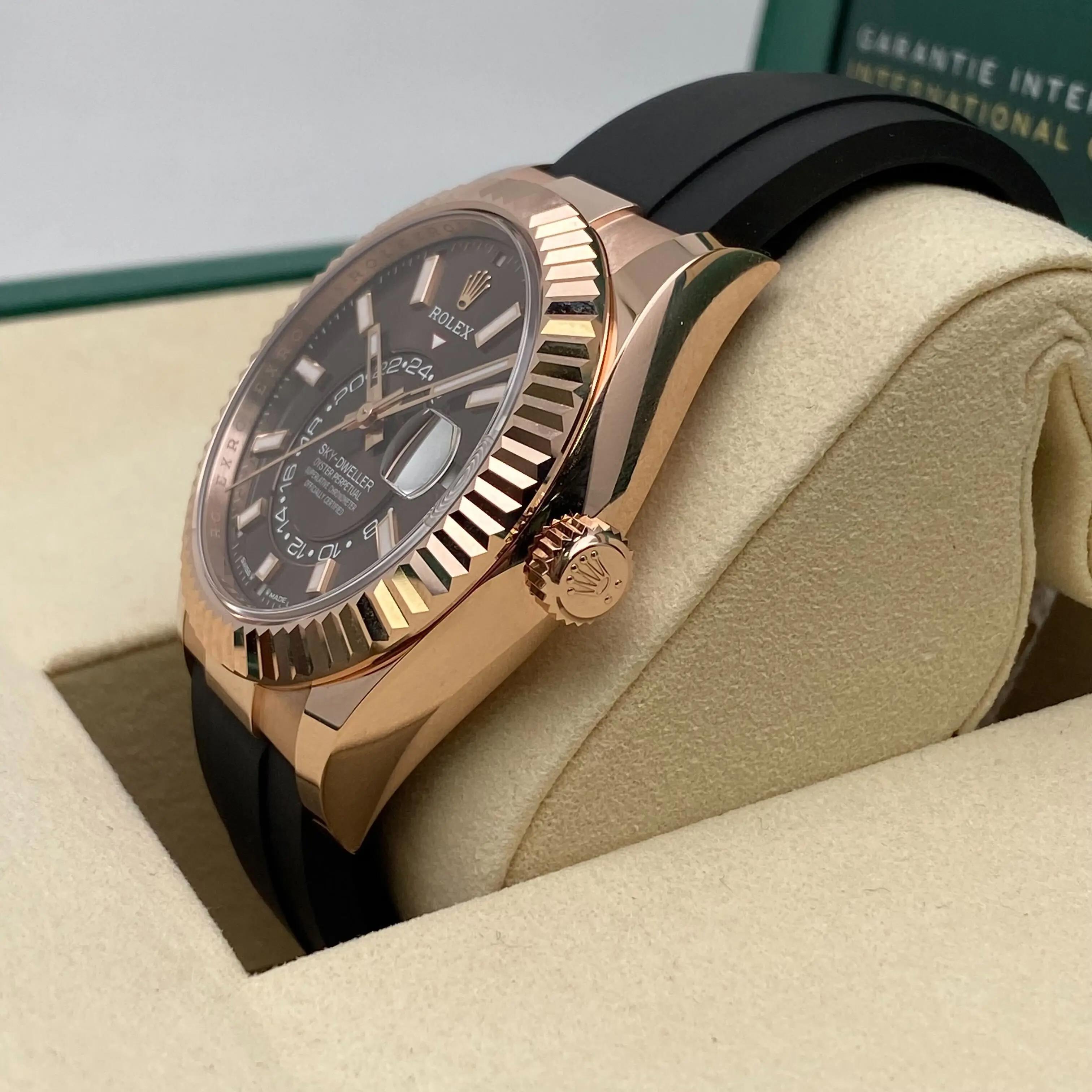 Reloj Rolex Sky-Dweller 42 mm 336235 de oro rosa de 18 quilates con esfera de chocolate para hombre B&P en venta 1