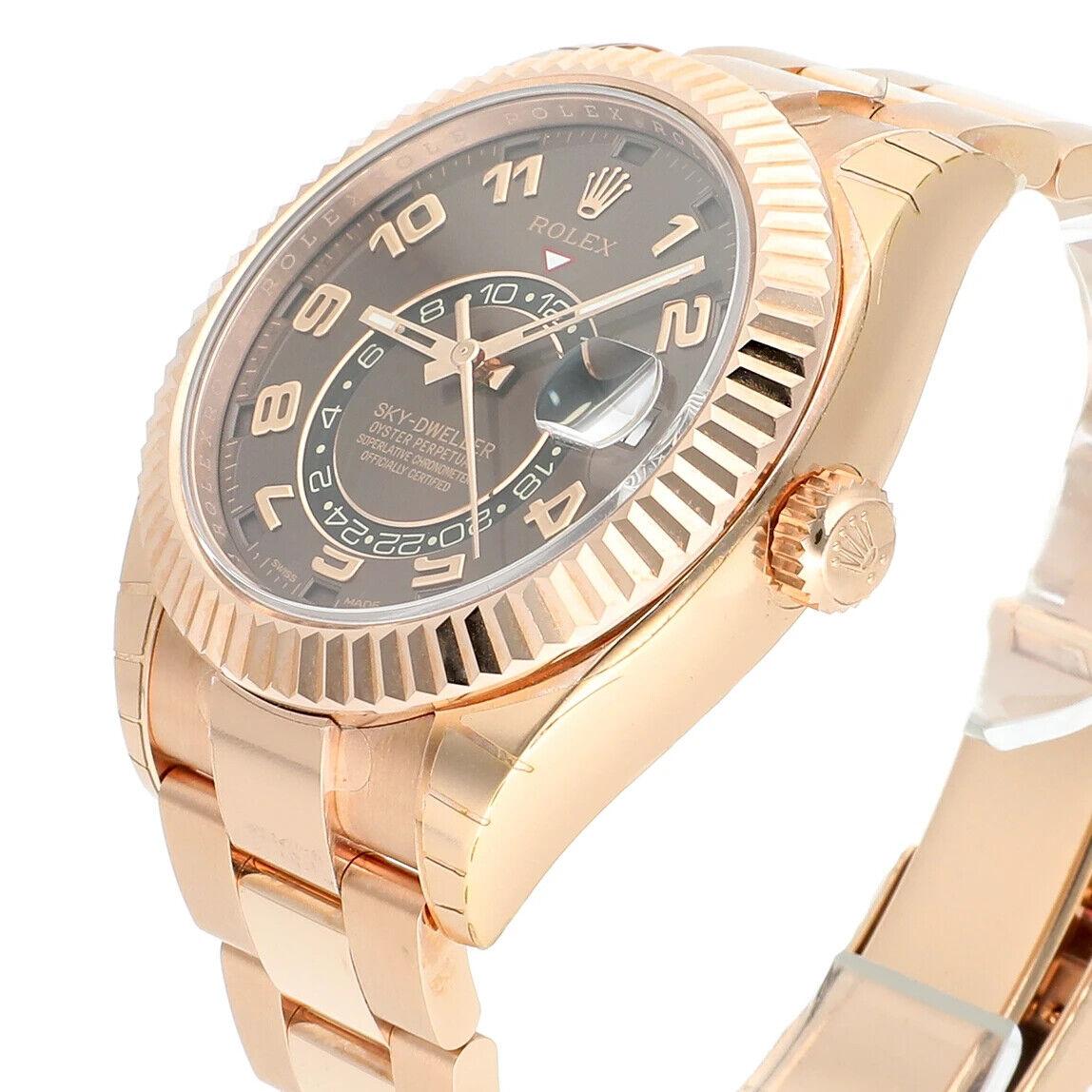 18kt everose gold case with a 18kt everose gold Rolex oyster bracelet. Bi-directional rotating 18kt everose gold bezel. Chocolate dial with rose gold-tone hands and Arabic numeral hour markers. Minute markers around the outer rim. Dial Type: Analog.