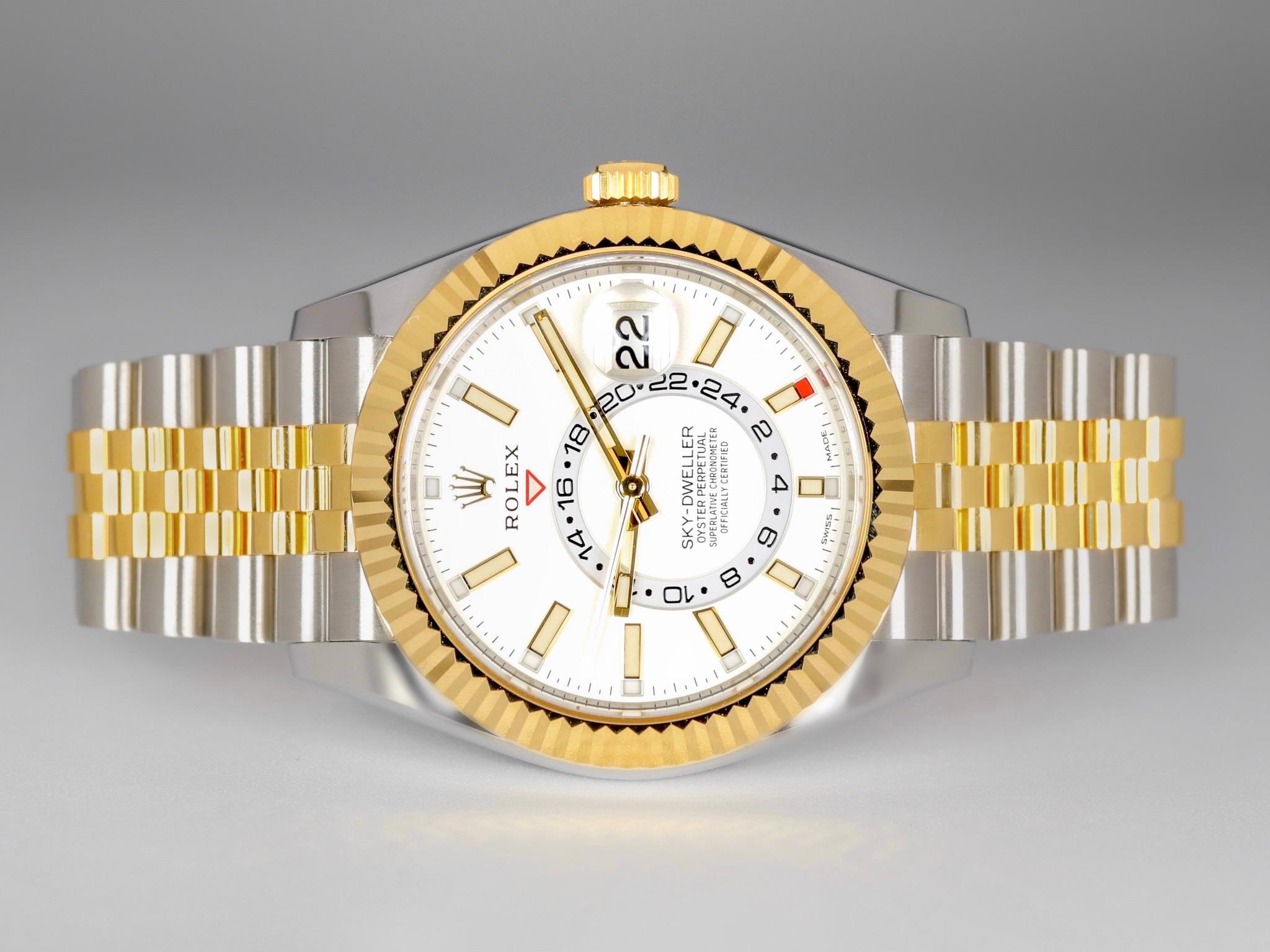 UnwornWatches tiene el placer de presentarte el Rolex Sky-Dweller 326933, un reloj perfecto para los viajeros de todo el mundo. Este Rolex Sky-Dweller 2021 tiene una caja clásica de 42 mm con una esfera blanca que facilita la lectura y un refinado