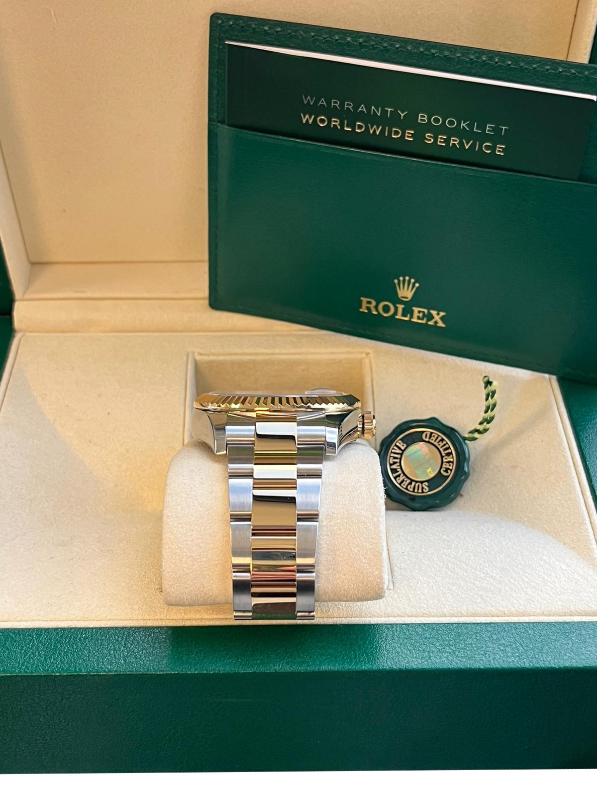 Rolex Montre Sky-Dweller avec bracelet automatique en acier, or jaune et cadran blanc 326933 en vente 8