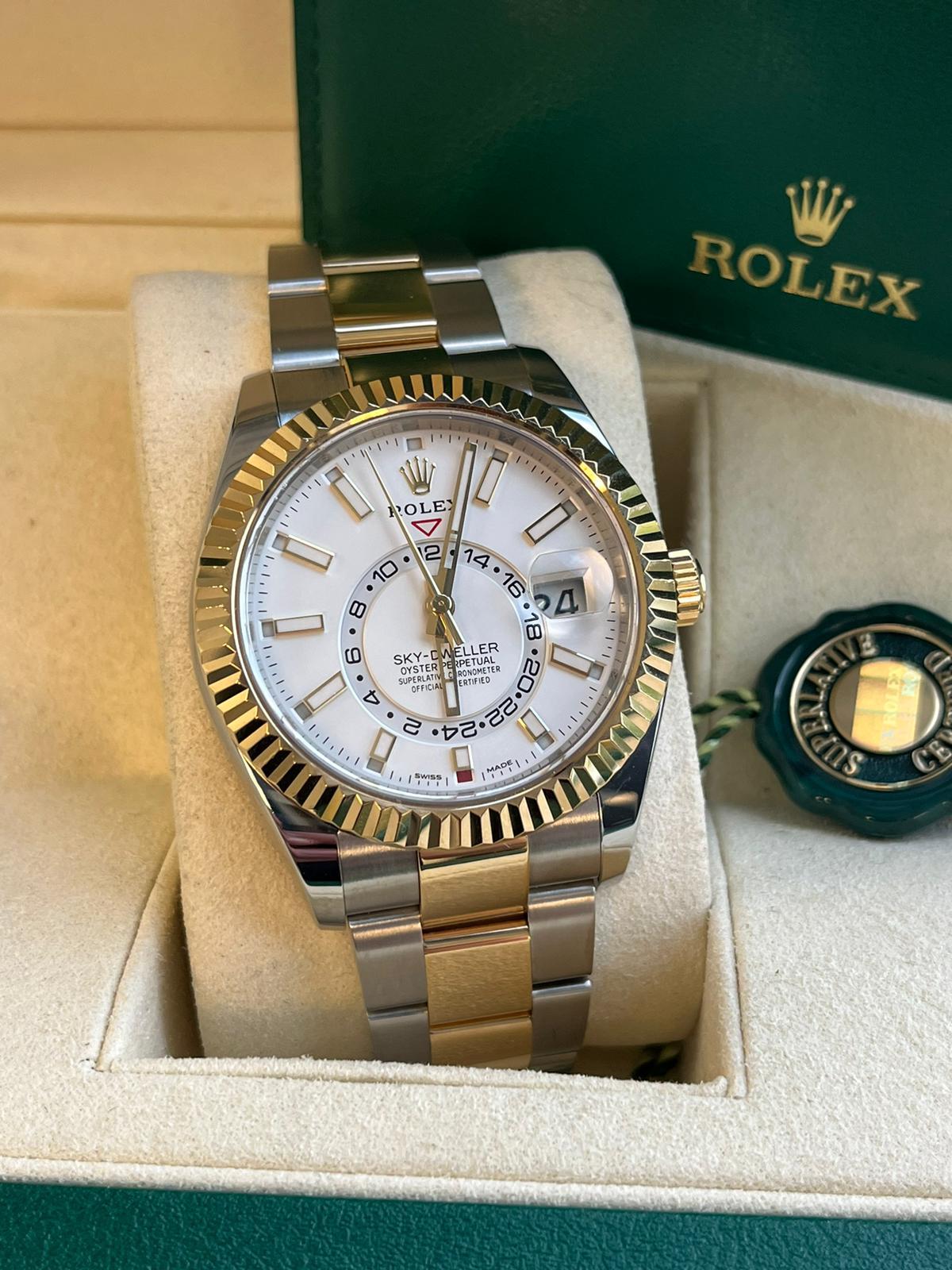 Rolex Montre Sky-Dweller avec bracelet automatique en acier, or jaune et cadran blanc 326933 en vente 1