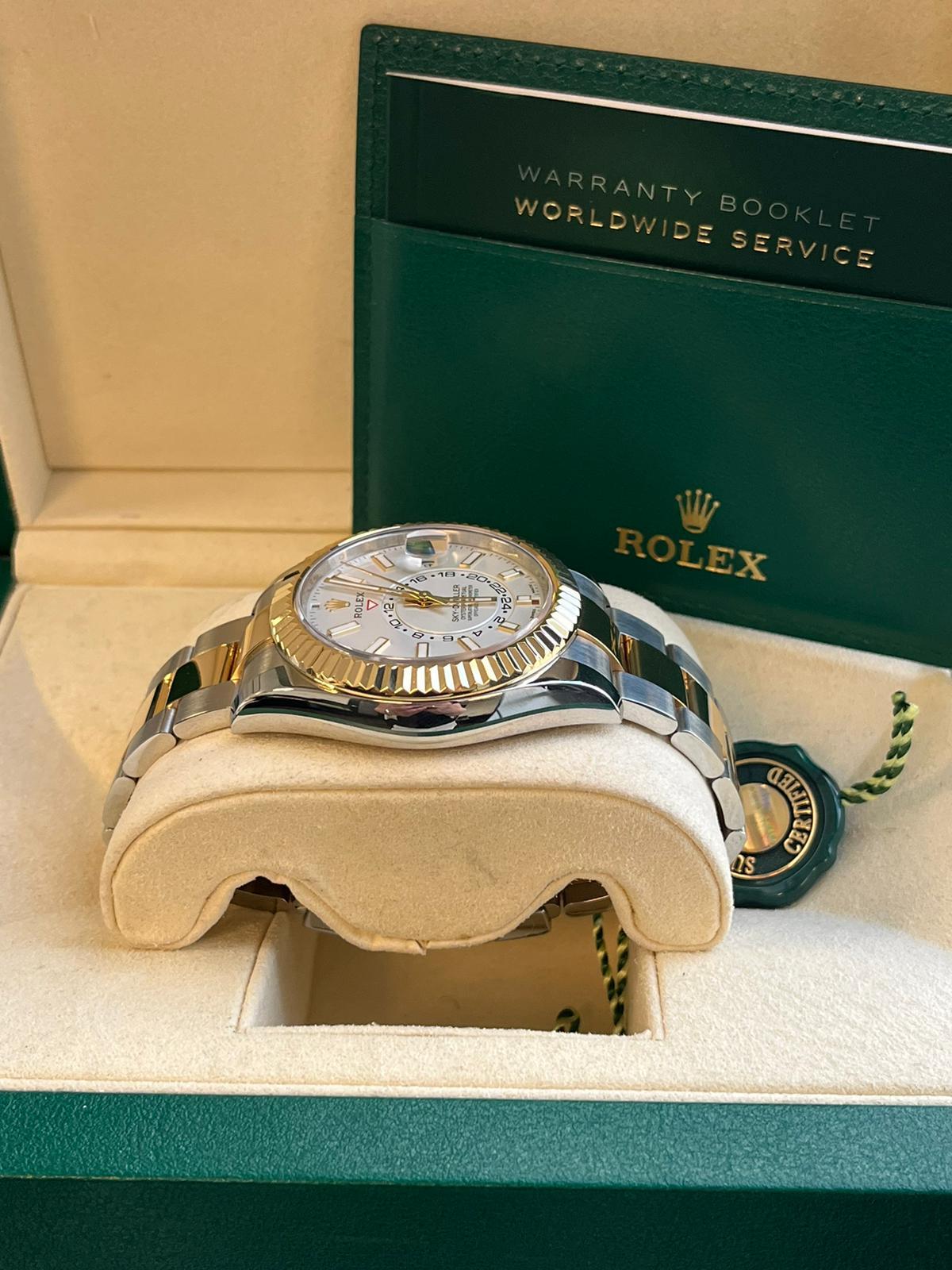 Rolex Montre Sky-Dweller avec bracelet automatique en acier, or jaune et cadran blanc 326933 en vente 4