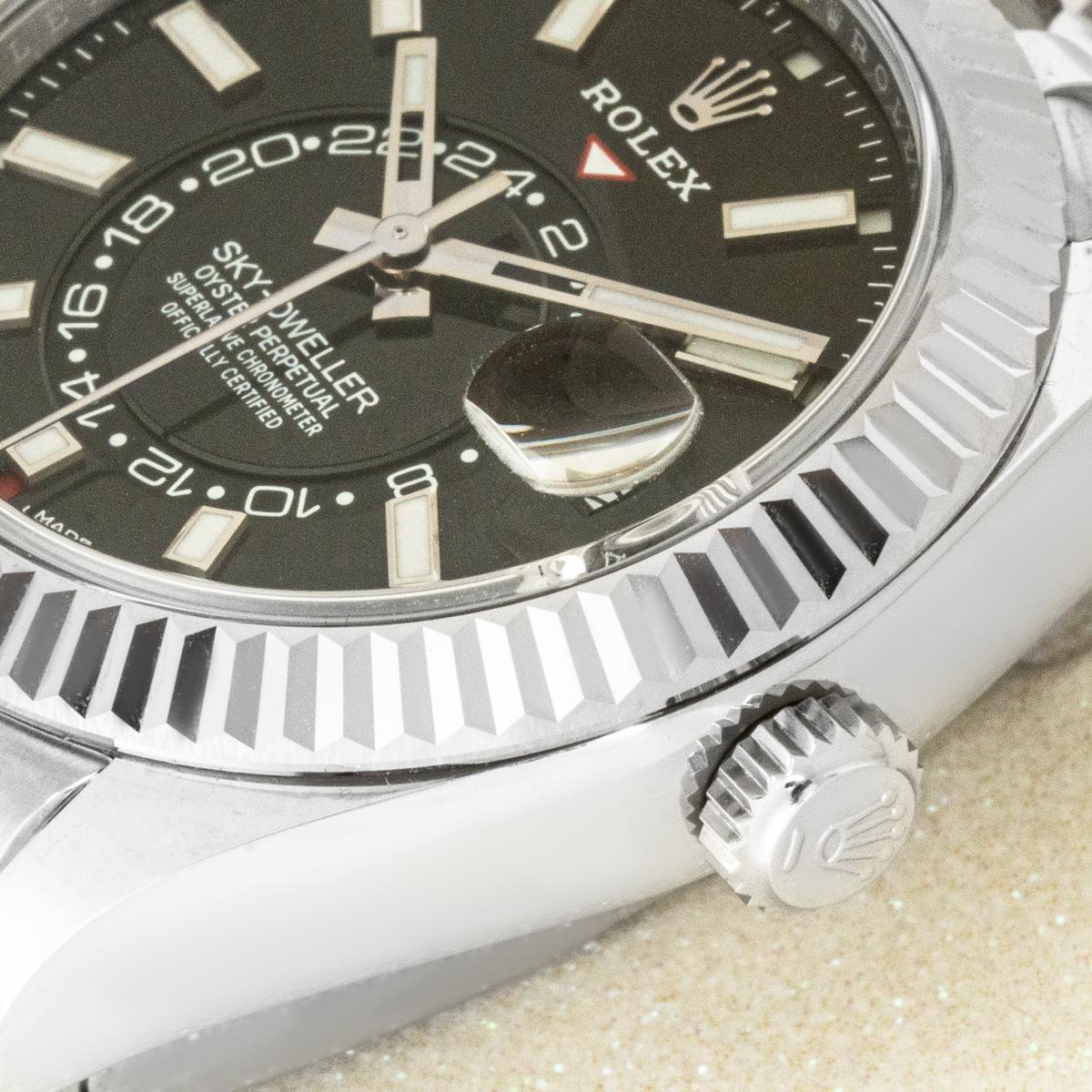 Uno Steele in acciaio inossidabile di Rolex. Presenta un quadrante nero con la data, l'indicazione del mese tramite le 12 aperture e l'indicazione delle 24 ore. L'orologio dispone anche di una funzione di secondo fuso orario, che può essere