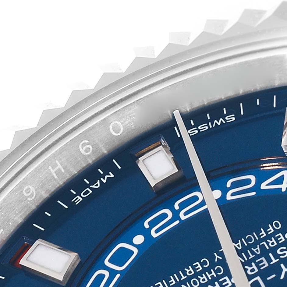 Rolex Sky-Dweller Blue Dial Steel White Gold Mens Watch 326934 Unworn. Mouvement automatique à remontage automatique, officiellement certifié chronomètre. Double fuseau horaire, calendrier annuel. Ressort parachromatique bleu paramagnétique.