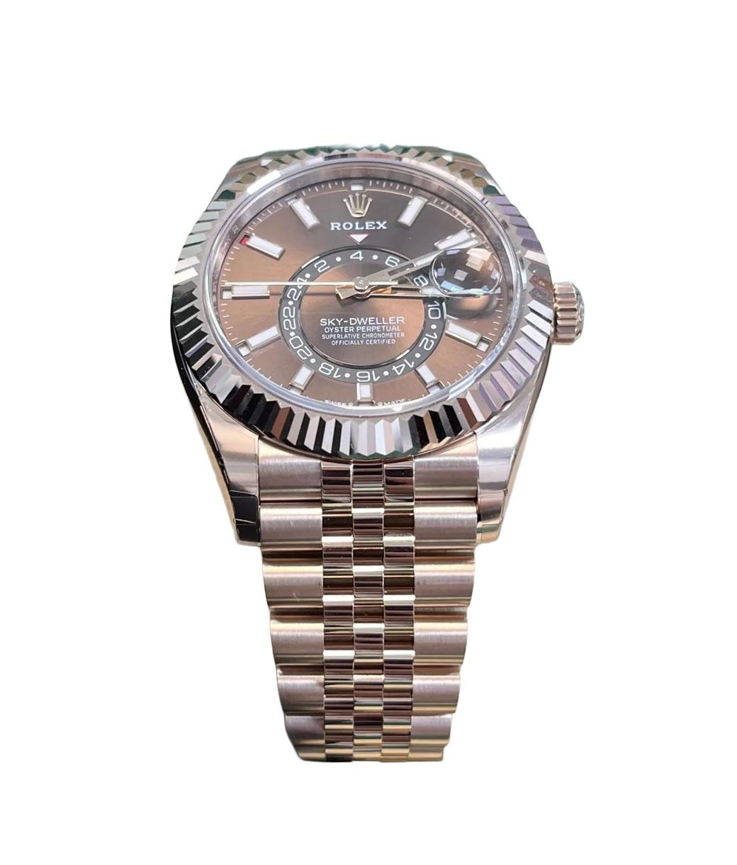 Questo eccezionale segnatempo presenta una cassa da 42 mm realizzata in oro Everose 18 carati, che irradia lusso e resistenza. L'orologio è dotato di un fondello e di una corona a vite che utilizzano il sistema di doppia impermeabilità Twinlock di
