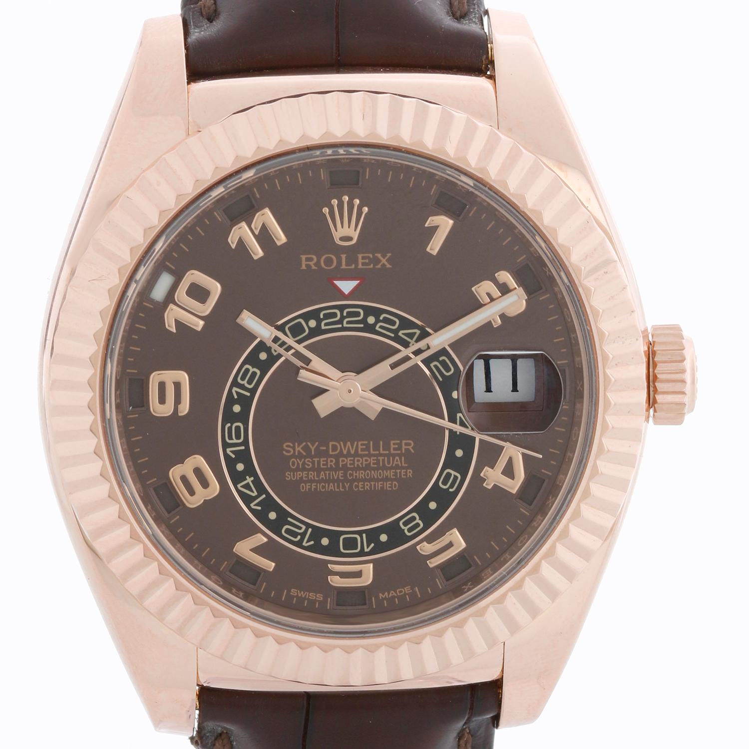 Rolex Sky-Dweller Homme Or Rose 18k Calendrier Annuel Montre GMT 326135 - Remontage automatique, calendrier perpétuel et fonction GMT. Boîtier en or rose 18 carats avec lunette cannelée  (42 mm de diamètre). Cadran chocolat avec chiffres arabes en