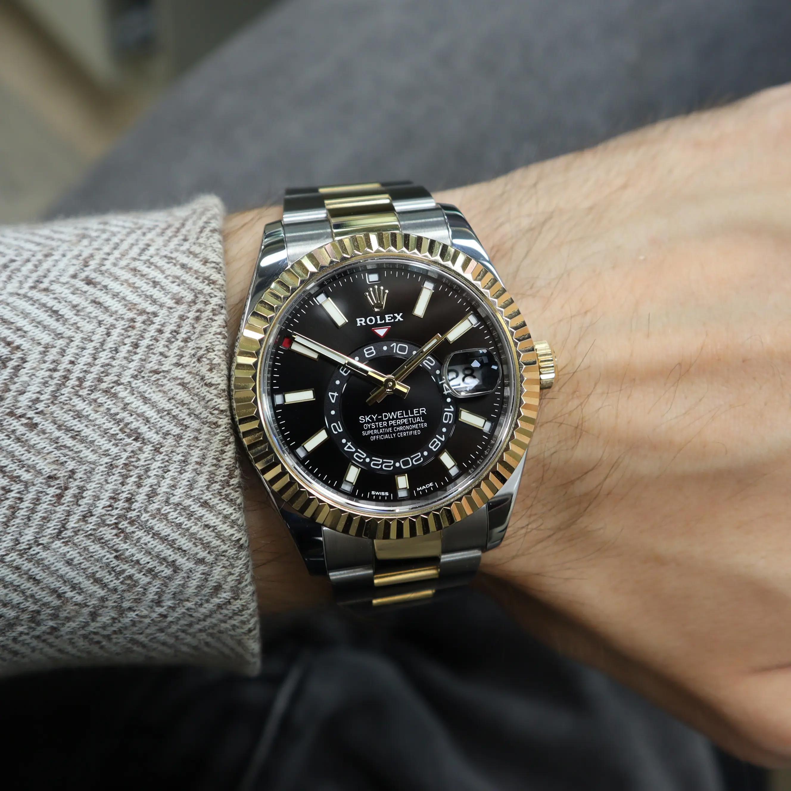 Rolex Sky-Dweller Stahl 18K Gelbgold BlacK Zifferblatt Automatik-Herrenuhr 326933 im Angebot 1