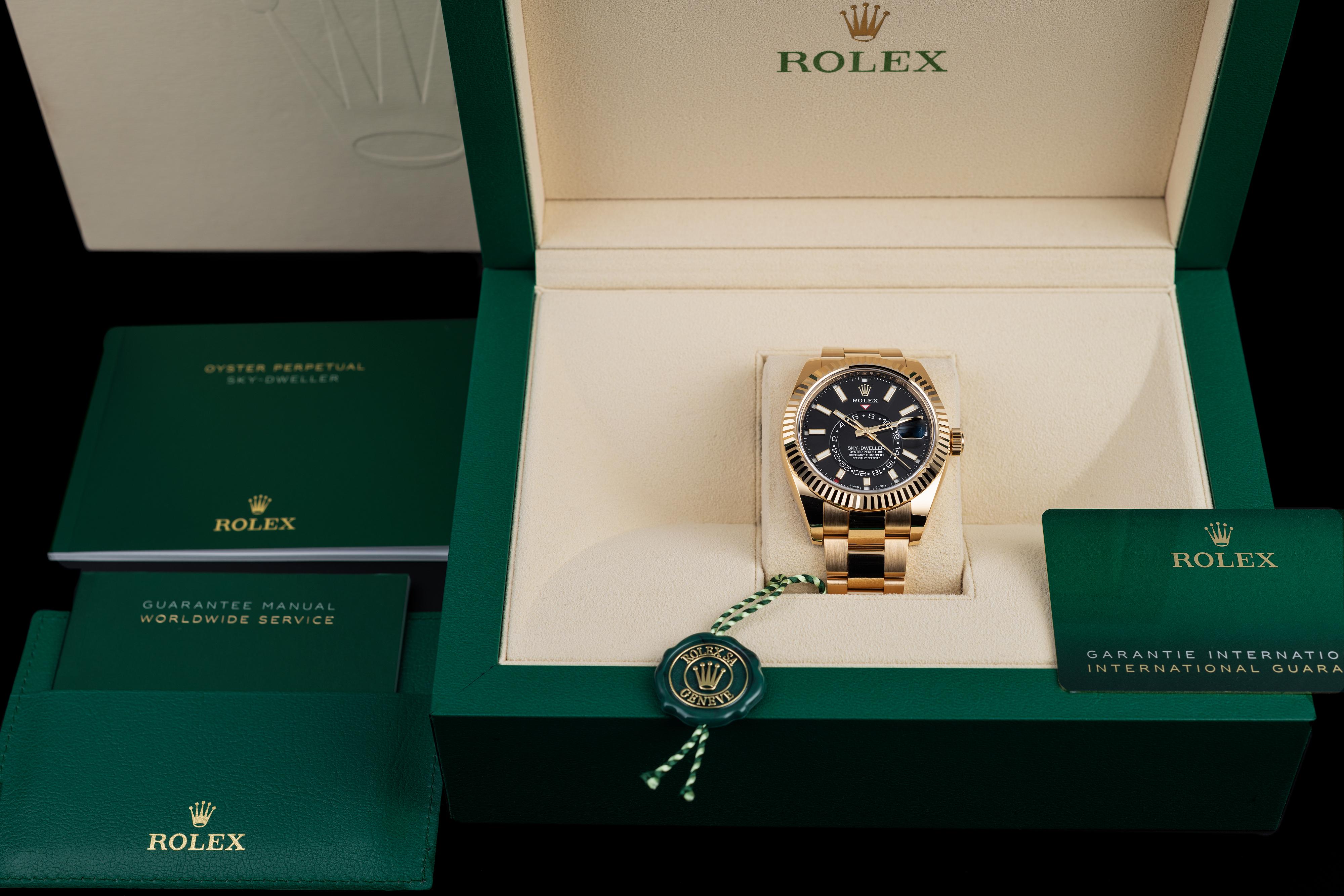 In perfette condizioni, questo Rolex Sky-Dweller in oro giallo 18ct da 42 mm è ancora coperto dalla garanzia internazionale Rolex fino al 2027. Dotato del movimento più complicato di Rolex, il calibro automatico in-house 9001 alimenta un display di