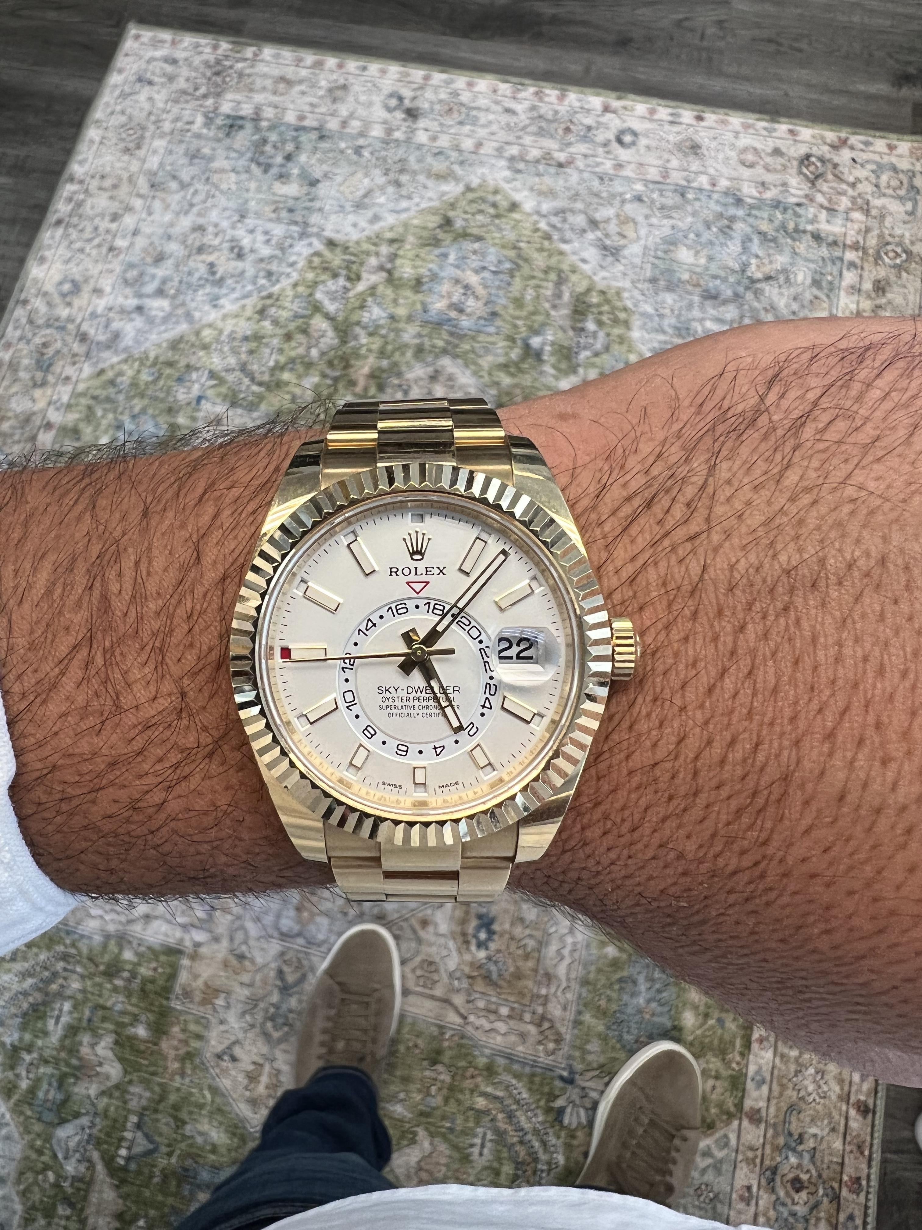 MARCA: Rolex
MODELO: Sky-Dweller
REFERENCIA: 326938
TAMAÑO: 42 mm
CAJA: Oro amarillo
DIAL: Blanco
BISEL: Oro amarillo
BANDA: Oro amarillo ostra
MOVIMIENTO: Automático

Manchas por todas partes, sin arañazos profundos, parecería nuevo si se volviera