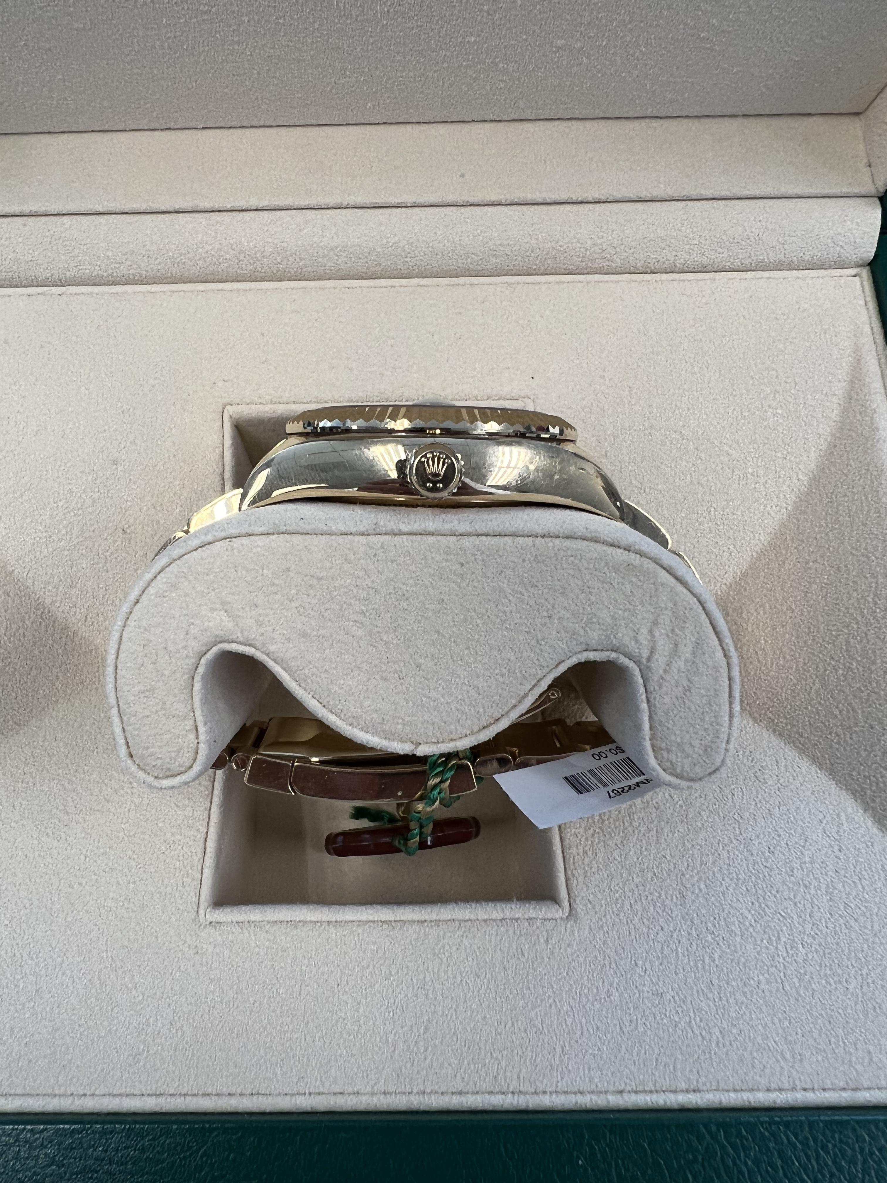 Rolex Sky-Dweller Oro Amarillo Esfera Blanca Caja y papeles Contemporáneo en venta