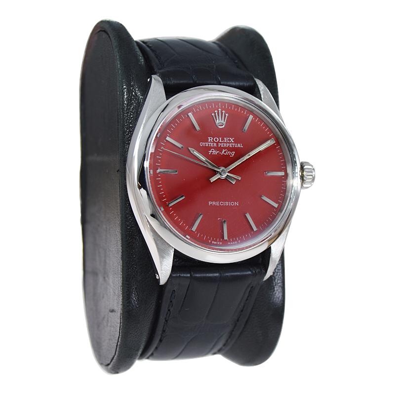 FABRIK / HAUS: Rolex Watch Company
STIL / REFERENZ: Air King / Referenz 5500-1002
METALL / MATERIAL: Rostfreier Stahl
CIRCA / JAHR: 1960er Jahre
ABMESSUNGEN / GRÖSSE: Länge 39mm x Durchmesser 35mm
UHRWERK / KALIBER: Ewiger Aufzug / 26 Jewels /