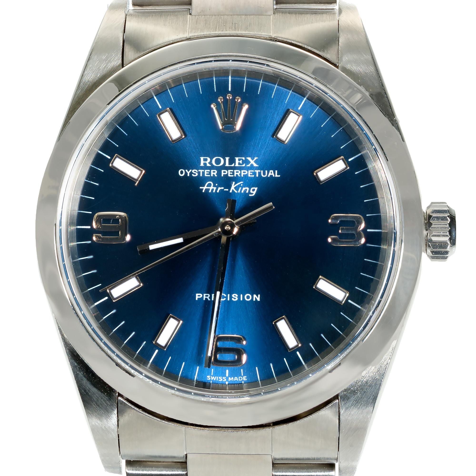 Circa 2000 Rolex Air King en acier avec lunette lisse, bracelet d'huître et cadran bleu.  Révision complète. Les papiers de Rolex sont inclus. 

Longueur : 42,79 mm 
Largeur : 34 mm
Largeur de la bande au niveau du boîtier : 19 mm
Epaisseur du