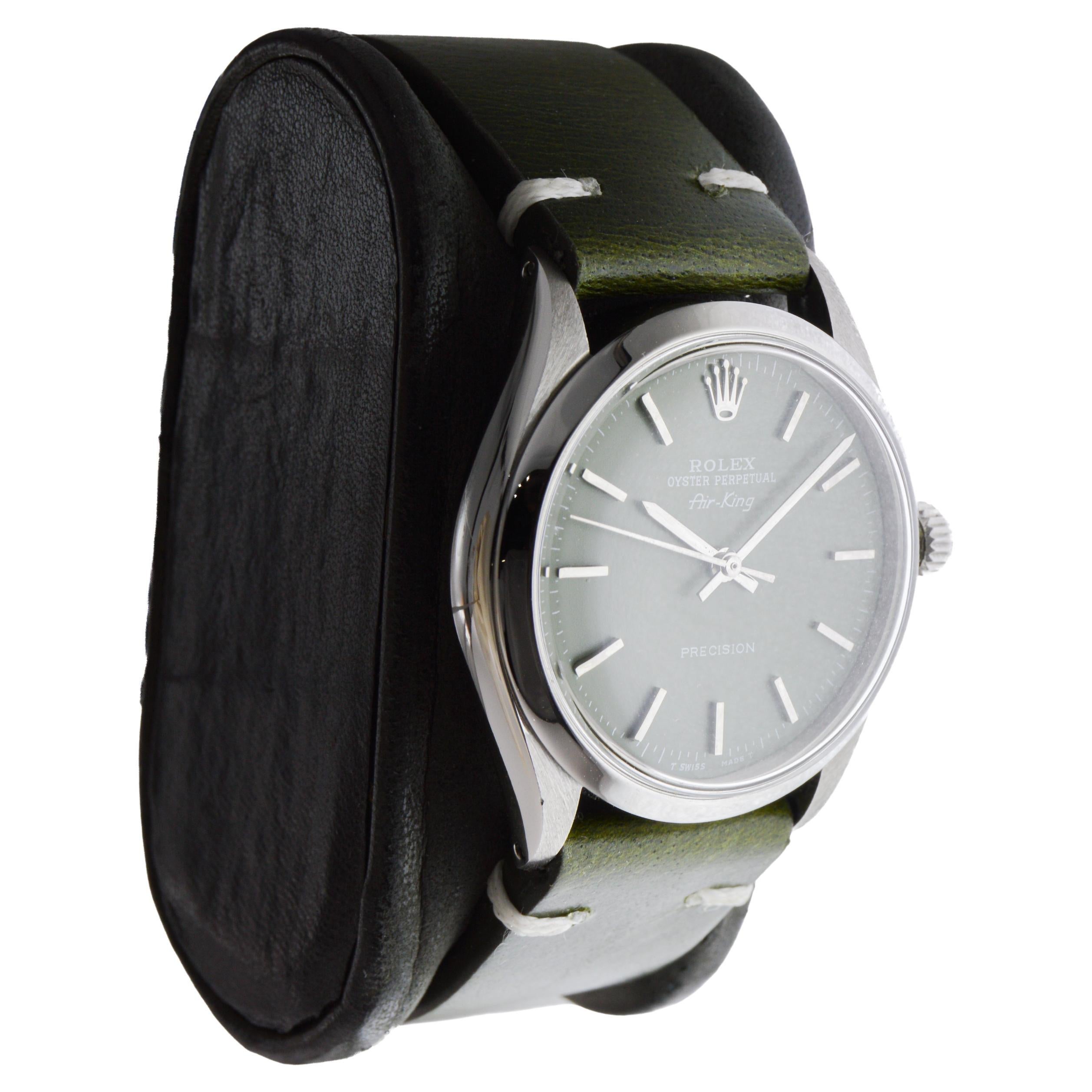 FABRIK / HAUS: Rolex Watch Company
STIL / REFERENZ: Air King / Referenz 5500-1002
METALL / MATERIAL: Rostfreier Stahl
CIRCA / JAHR: 1960er Jahre
ABMESSUNGEN / GRÖSSE: Länge 39mm 