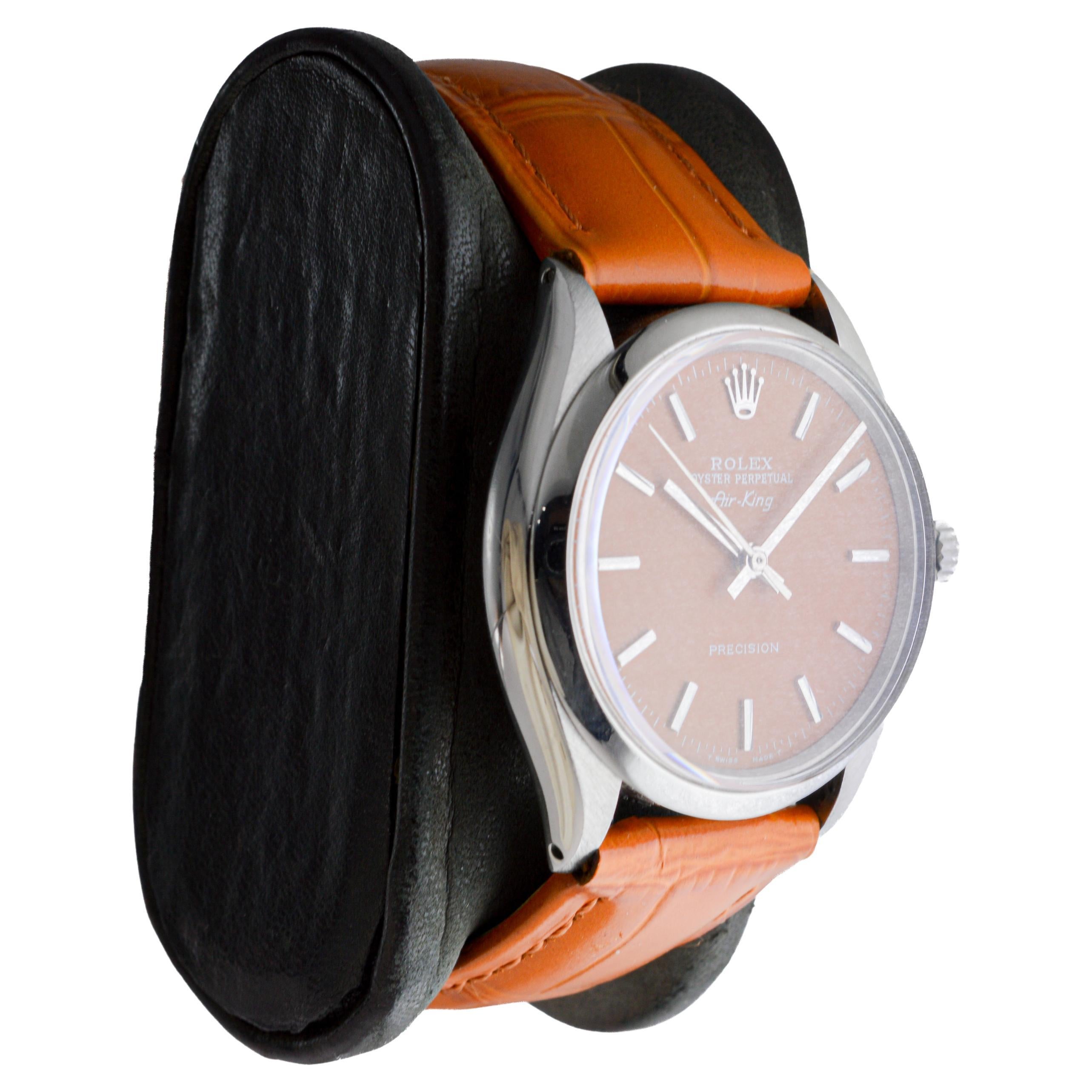 FABBRICA / CASA: Rolex Watch Company
STILE / RIFERIMENTO: Air King / Riferimento 1002
METALLO / MATERIALE: Acciaio inossidabile
CIRCA / ANNO: anni '60/'70
DIMENSIONI: Lunghezza 40 mm X Diametro 35 mm
MOVIMENTO / CALIBRO: Carica perpetua / 26 rubini