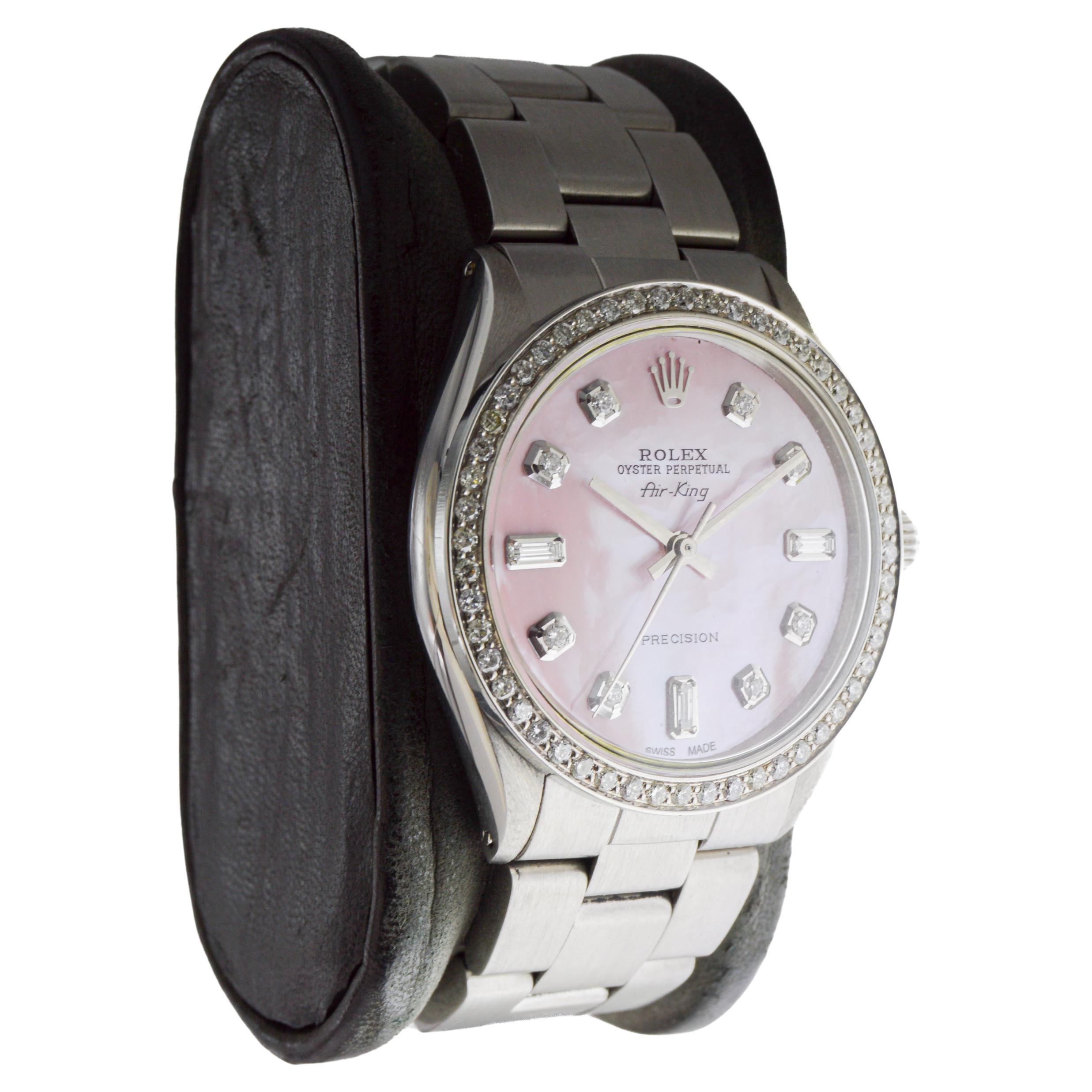 FABRIK / HAUS: Rolex Watch Company
STIL / REFERENZ: Air King / Referenz 1002
METALL / MATERIAL: Rostfreier Stahl
CIRCA / JAHR: 1970er Jahre
ABMESSUNGEN / GRÖSSE: Länge 39mm 