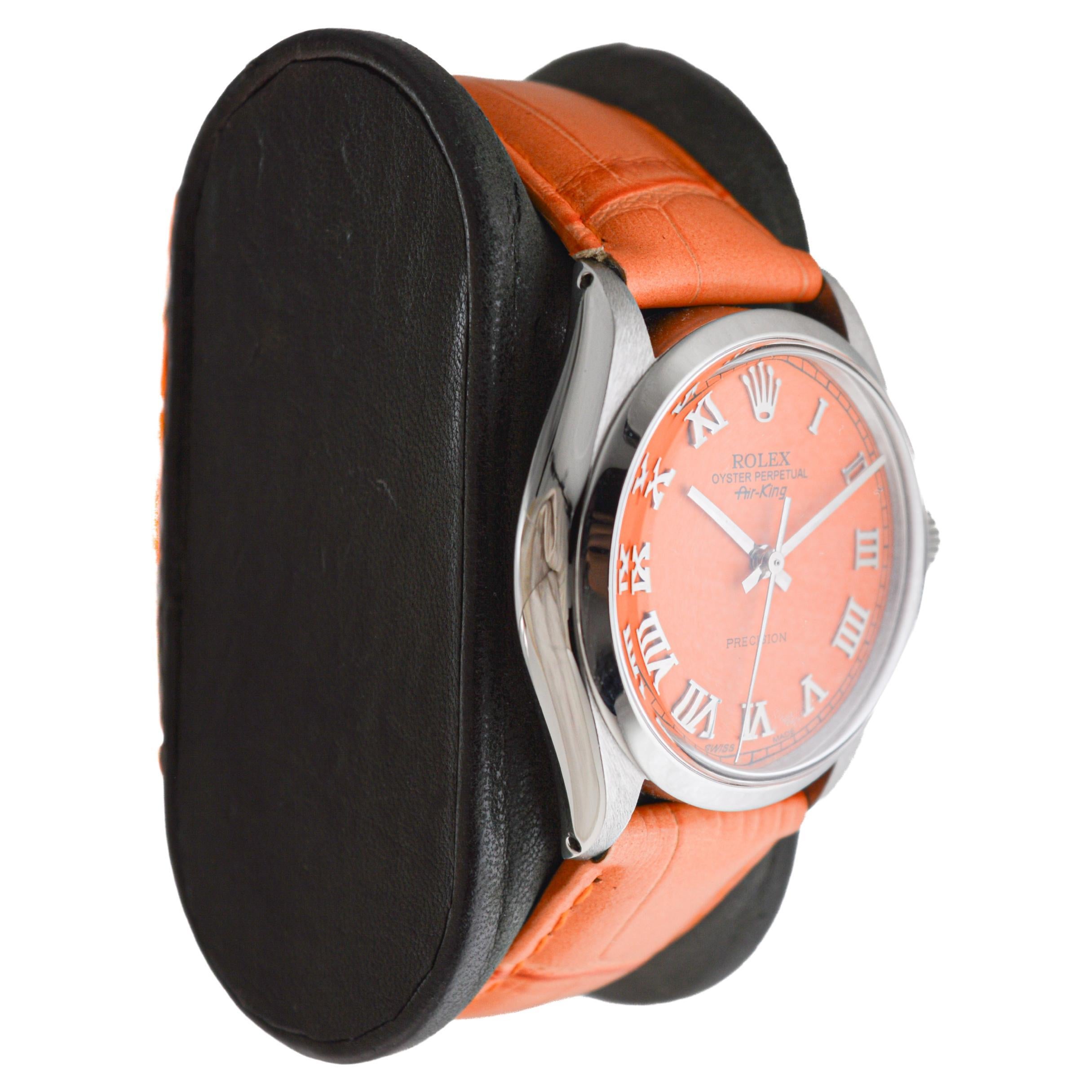FABBRICA / CASA: Rolex Watch Company
STILE / RIFERIMENTO: Air King / Riferimento 5500 / 1002
METALLO / MATERIALE: Acciaio inossidabile
CIRCA / ANNO: 1970
DIMENSIONI: Lunghezza 40 mm X Diametro 35 mm
MOVIMENTO / CALIBRO: Carica perpetua / 26 rubini /