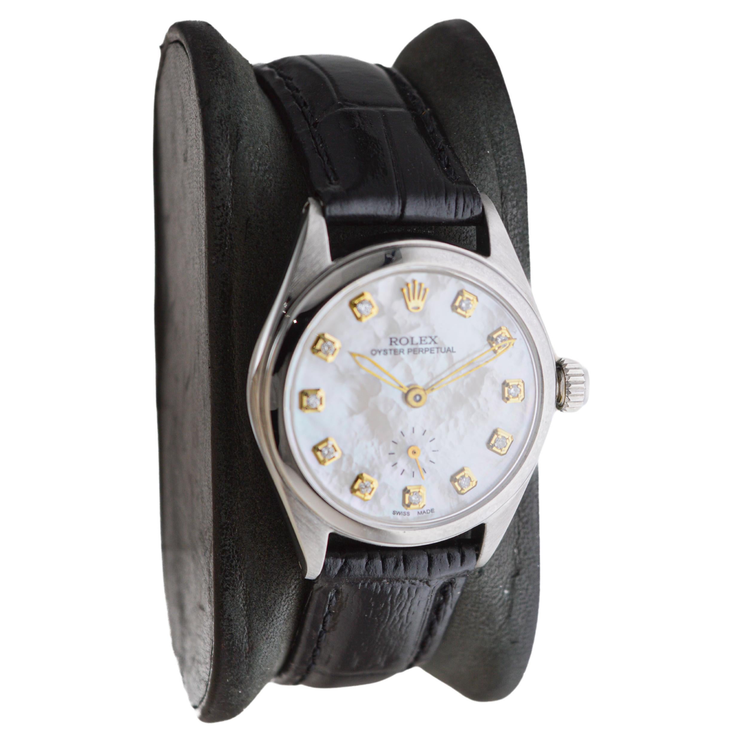 FABRIK / HAUS: Rolex Watch Company
STIL / REFERENZ: Bubble Back / Referenz 6006
METALL / MATERIAL: Rostfreier Stahl
CIRCA / JAHR: 1953
ABMESSUNGEN / GRÖSSE: Länge 36mm X Durchmesser 29mm
UHRWERK / KALIBER: Ewiger Aufzug / 17 Jewels 
ZIFFERBLATT /