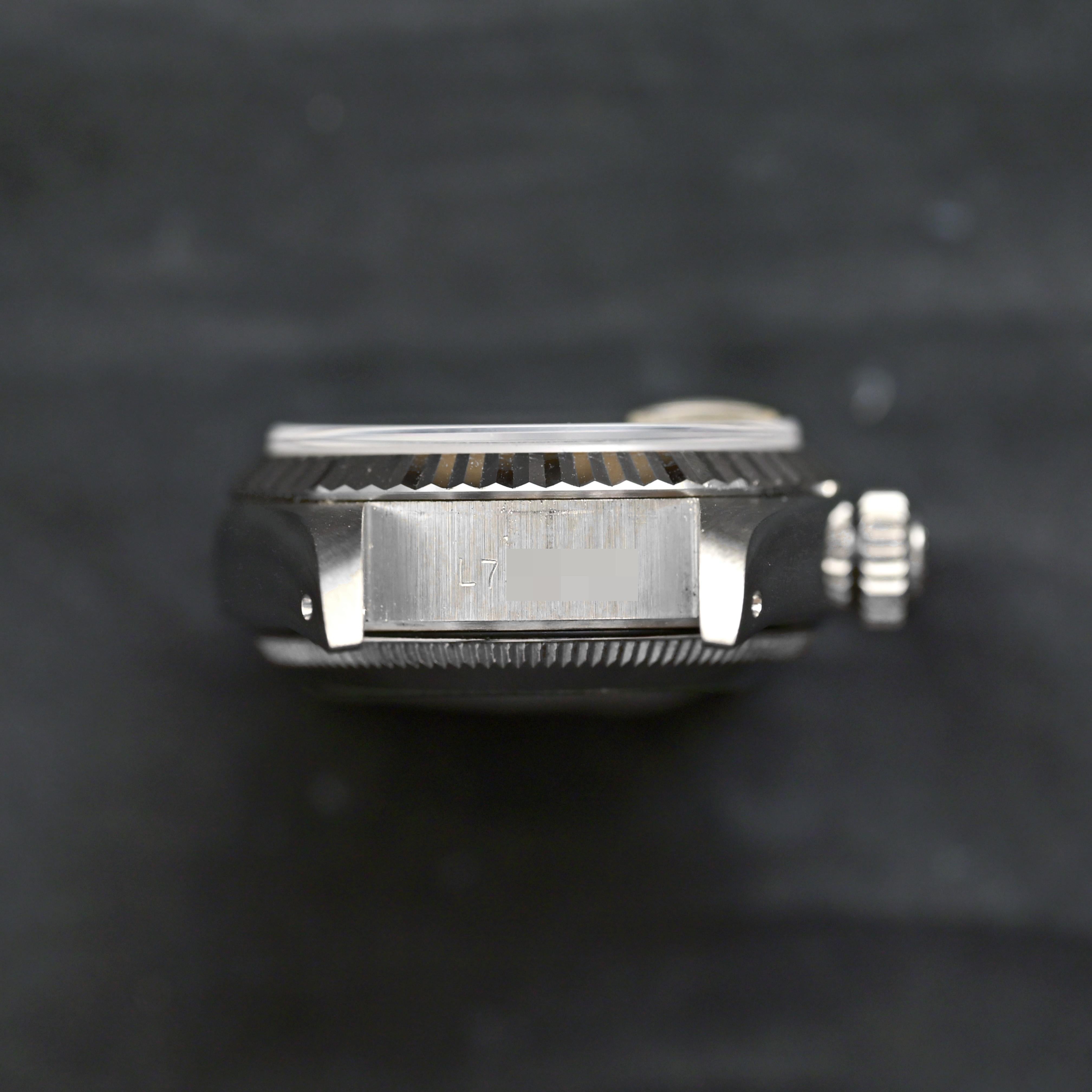 Marca: Rolex
Model No: 69174
Año: 1988
Número de serie: L7xxxxx

Referencia: C04625

Caja: 26 mm de diámetro sin corona; muestra signos de desgaste con un ligero pulido de la anterior c/caja interior con el sello 69000A. Aún conserva la pegatina