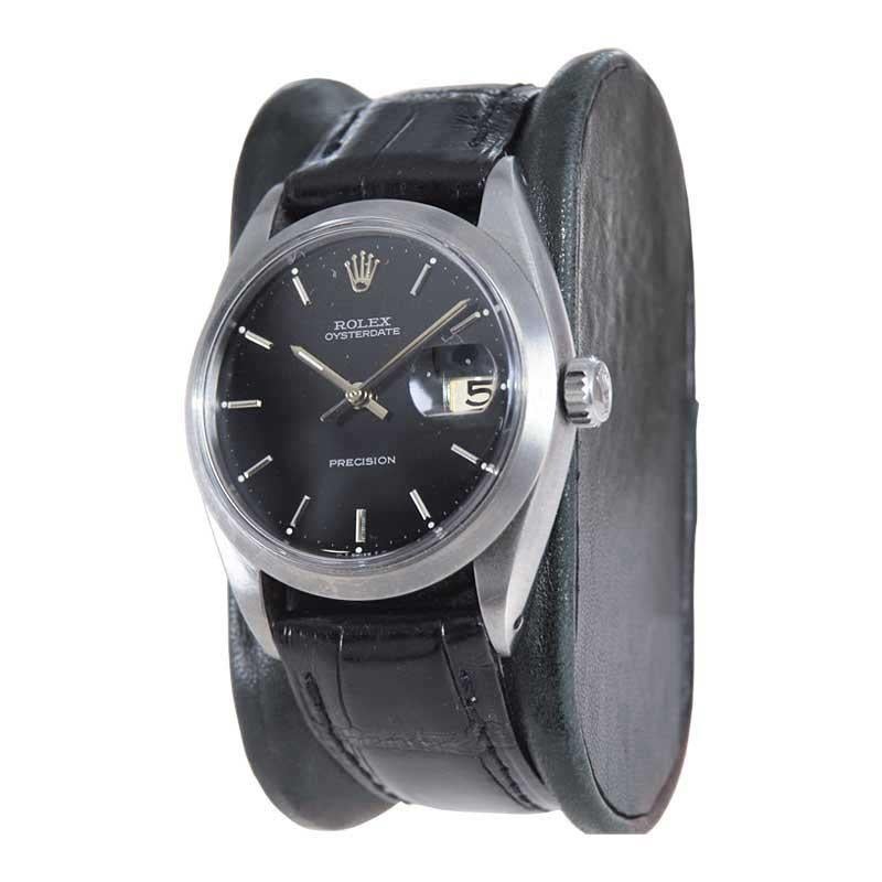 USINE / MAISON : Société des montres Rolex
STYLE / RÉFÉRENCE : Oysterdate / Référence 6694
METAL / MATERIAL : Acier inoxydable
DIMENSIONS : Longueur 39mm  X Diamètre 34mm
CIRCA : 1960 / 70's
MOUVEMENT / CALIBRE : Remontage manuel / 17 rubis 
CADRAN
