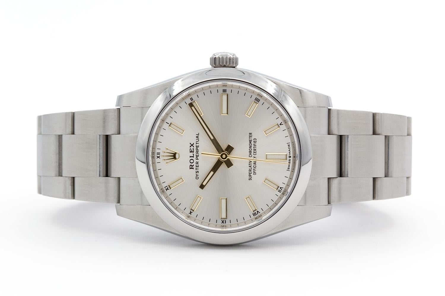 Siamo lieti di offrire questo Rolex Oyster Perpetual in acciaio inossidabile del 2022, referenza 124200. Intramontabile e versatile, questo modello presenta una cassa in acciaio inossidabile spazzolato da 34 mm abbinata a un bracciale Oyster in