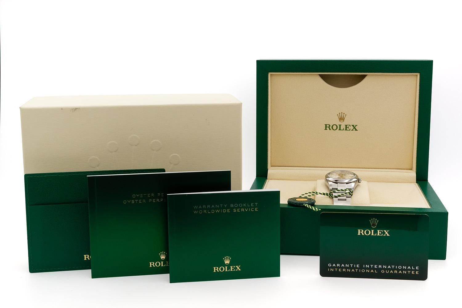 Rolex Oyster Perpetual 34mm in acciaio inossidabile con quadrante a bastoni Silver 124200 in vendita 3