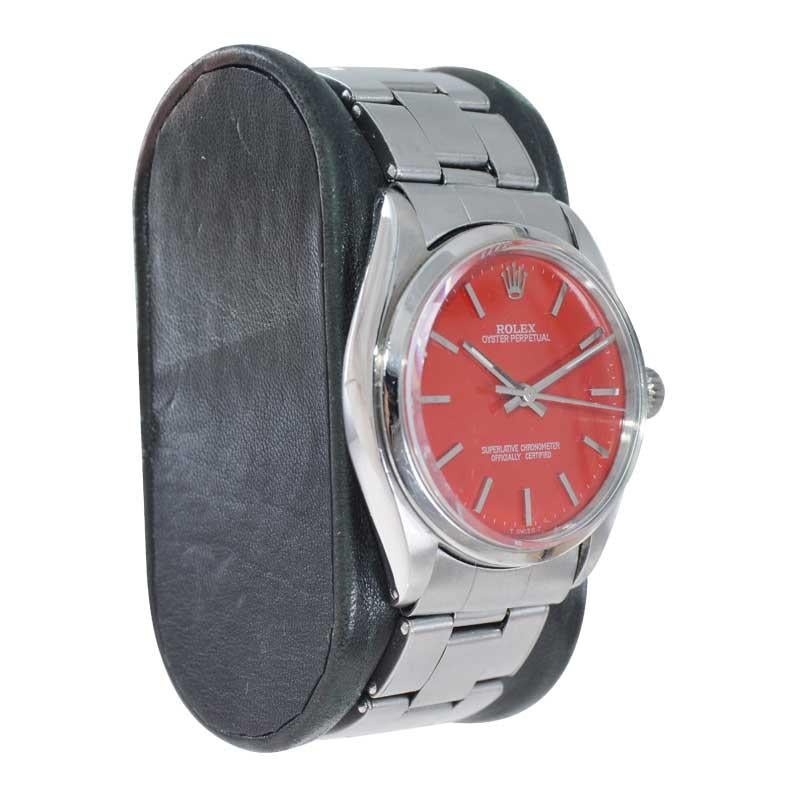 Rolex Montre Oyster Perpetual en acier inoxydable avec cadran rouge fini sur mesure, années 1960 Unisexe en vente