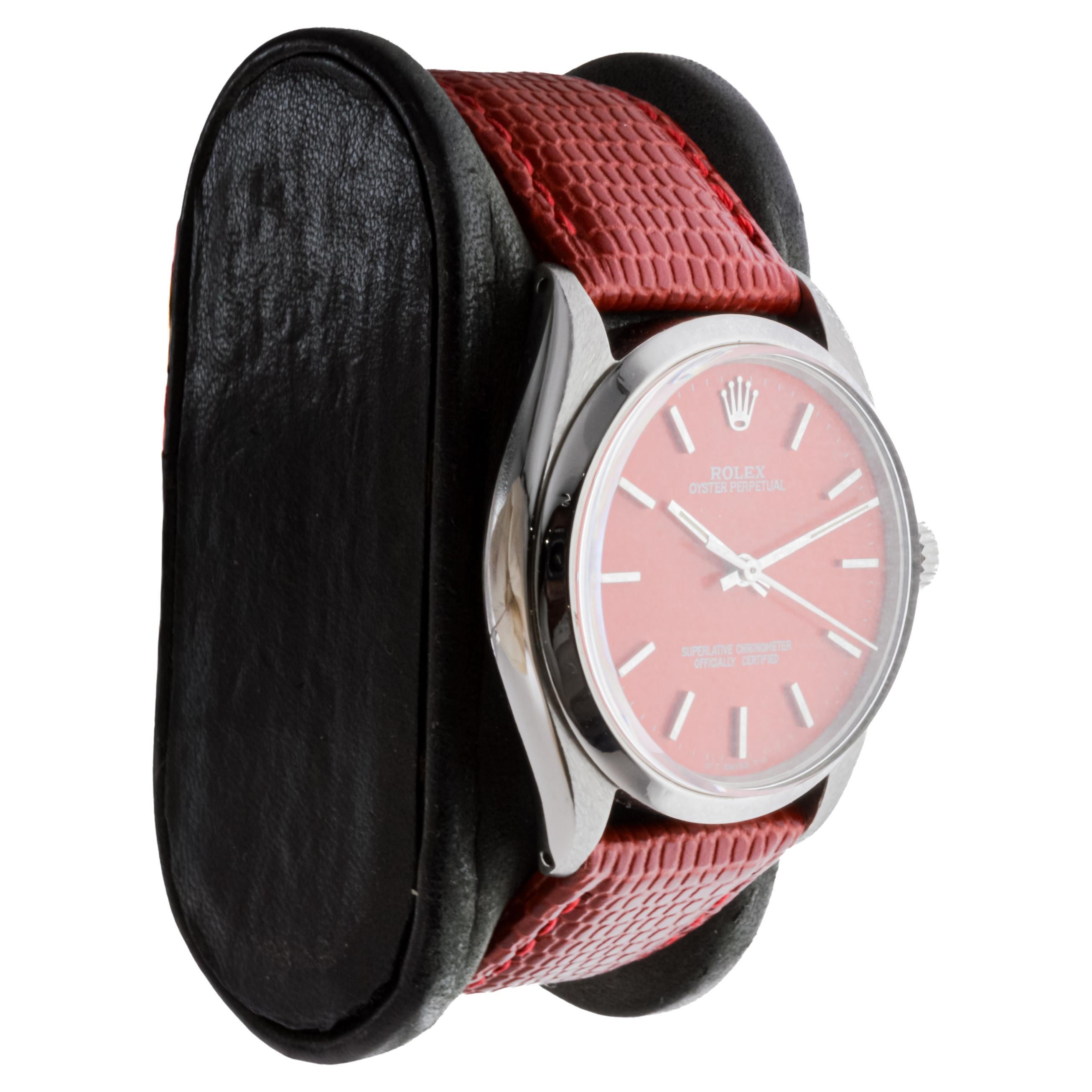 FÁBRICA / CASA: Rolex Watch Company
ESTILO / REFERENCIA: Oyster Perpetual / Referencia 1002
METAL / MATERIAL: Acero inoxidable 
CIRCA / AÑO: 1960's 
DIMENSIONES / TAMAÑO: Longitud 39mm X Diámetro 35mm
MOVIMIENTO / CALIBRE: Bobinado perpetuo / 26