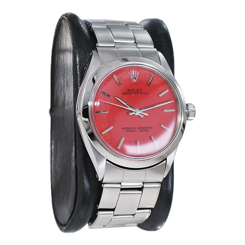 FABBRICA / CASA: Rolex Watch Company
STILE / REFERENZA: Oyster Perpetual / Referenza 1002
METALLO / MATERIALE: Acciaio inossidabile 
CIRCA / ANNO: 1960 
DIMENSIONI: Lunghezza 39mm X Diametro 35mm
MOVIMENTO / CALIBRO: carica perpetua / 26 rubini /