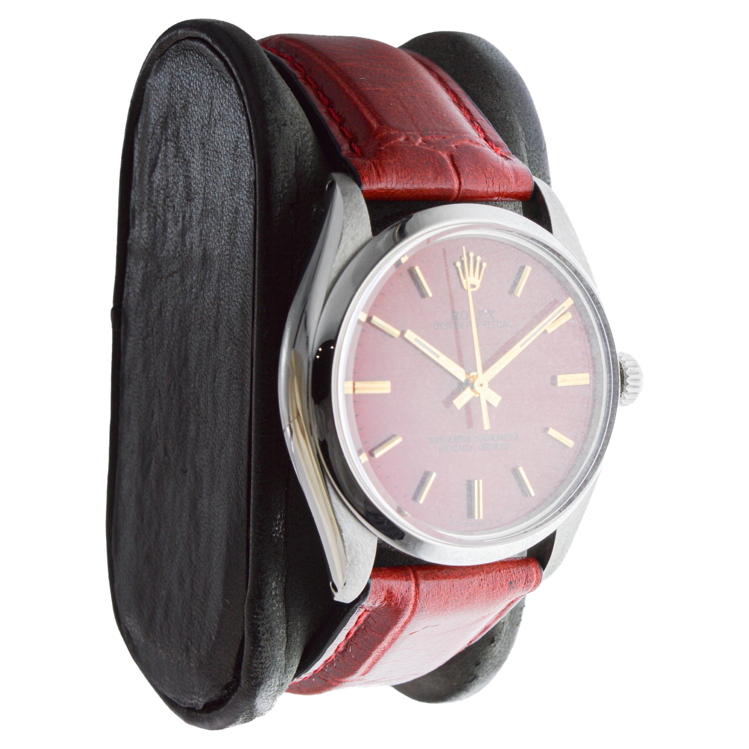 FABRIK / HAUS: Rolex Watch Company
STIL / REFERENZ: Oyster Perpetual / Referenz 1002
METALL / MATERIAL: Rostfreier Stahl
CIRCA / JAHR: 1960-70er Jahre
ABMESSUNGEN / GRÖSSE: Länge 39mm 