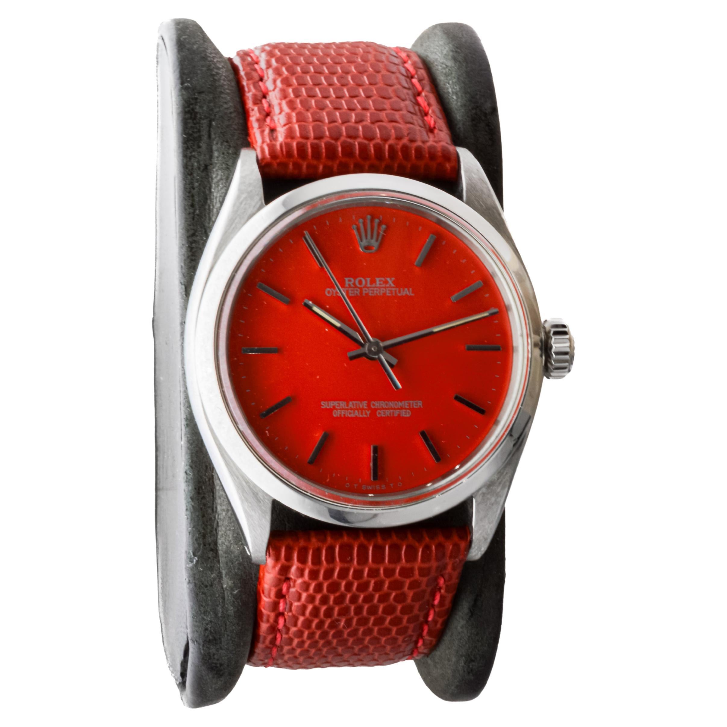 Moderne Rolex Oyster Perpetual en acier inoxydable avec cadran rouge personnalisé vers les années 1970 en vente