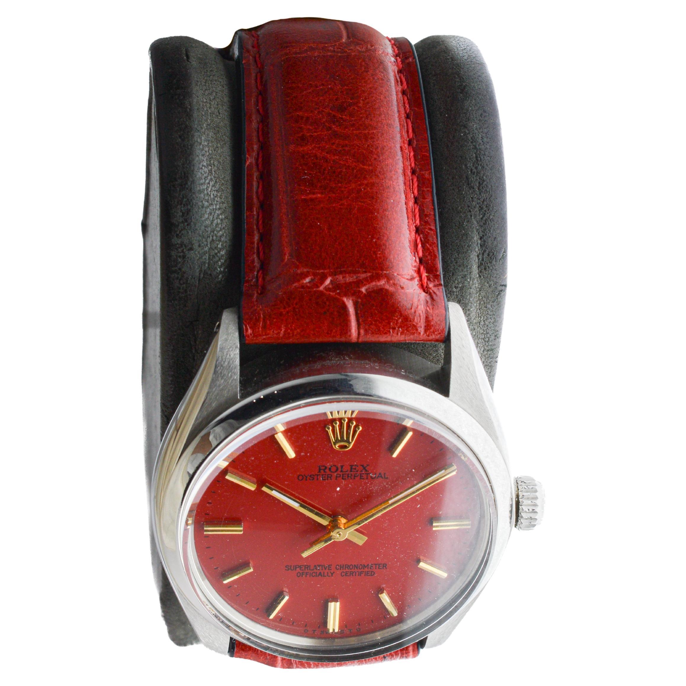 Rolex Edelstahl Oyster Perpetual mit benutzerdefinierten roten Zifferblatt circa 1970's im Zustand „Hervorragend“ im Angebot in Long Beach, CA