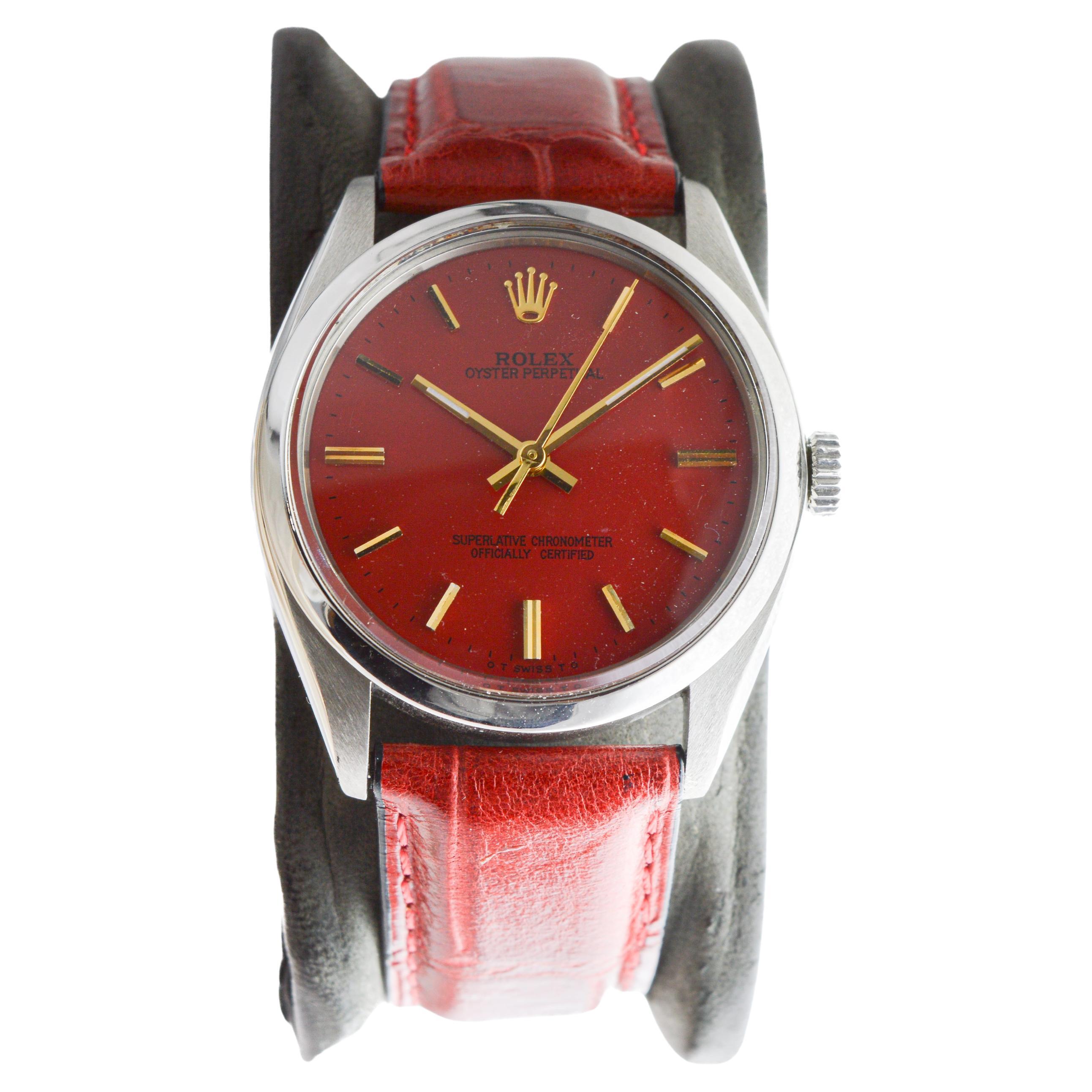 Rolex Edelstahl Oyster Perpetual mit benutzerdefinierten roten Zifferblatt circa 1970's für Damen oder Herren im Angebot