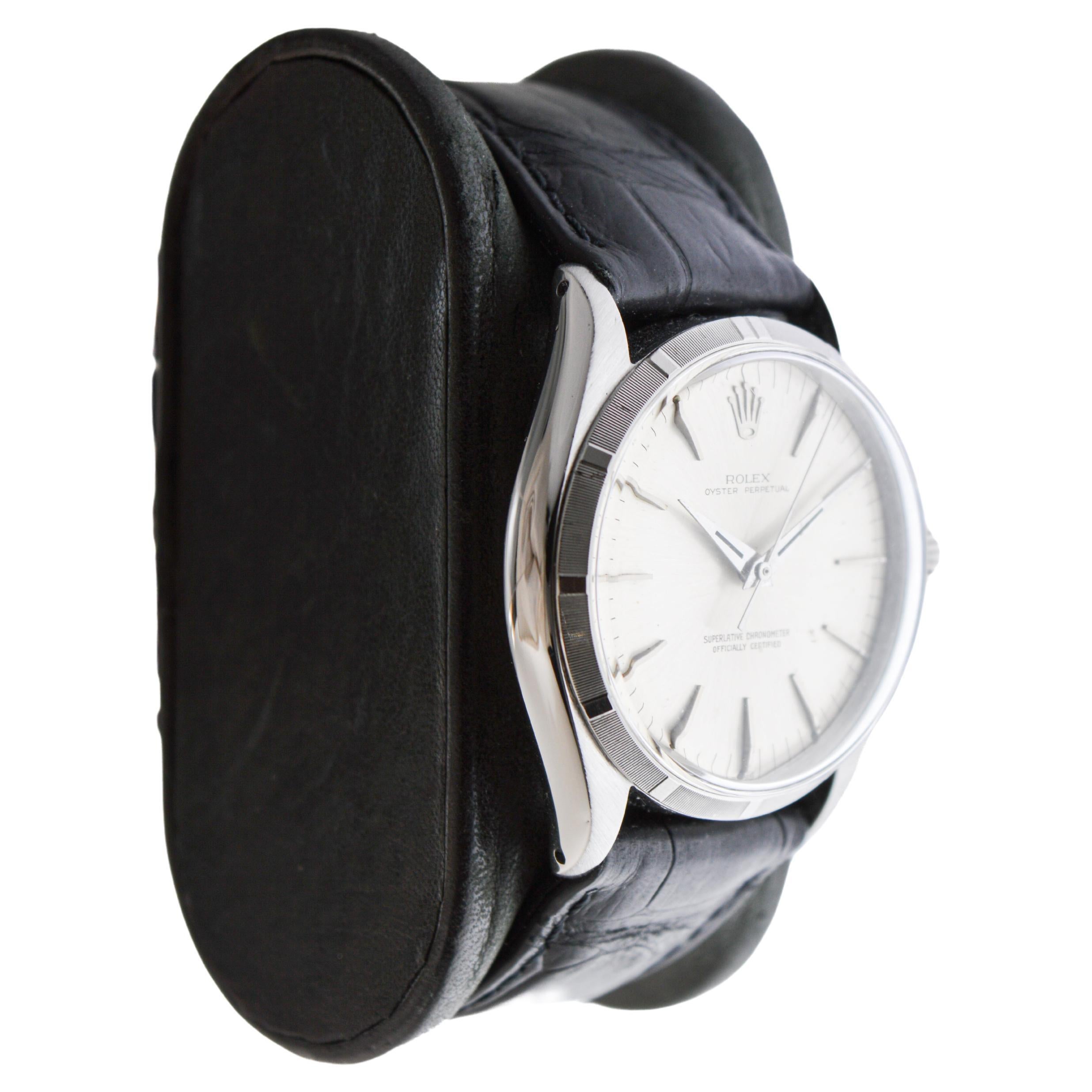 USINE / MAISON : Compagnie des montres Rolex
STYLE / RÉFÉRENCE : Oyster Perpetual / Référence 6565
METAL / MATERIAL : Acier inoxydable
CIRCA / ANNÉE : 1957
DIMENSIONS / TAILLE : Longueur 42mm X Diamètre 35mm
MOUVEMENT / CALIBRE : Remontage perpétuel