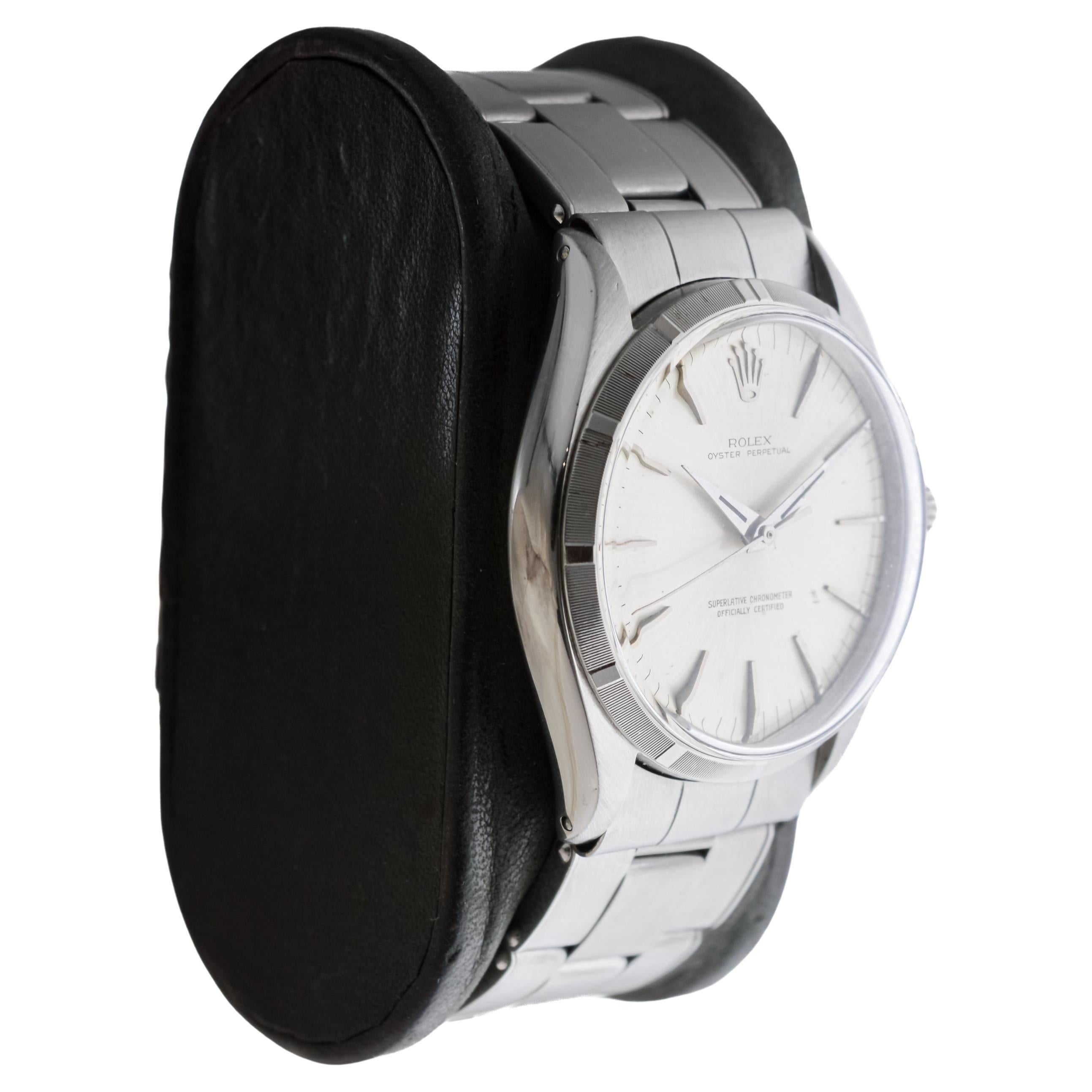USINE / MAISON : Compagnie des montres Rolex
STYLE / RÉFÉRENCE : Oyster Perpetual / Référence 6565
METAL / MATERIAL : Acier inoxydable
CIRCA / ANNÉE : 1957
DIMENSIONS / TAILLE : Longueur 42mm X Diamètre 35mm
MOUVEMENT / CALIBRE : Remontage perpétuel