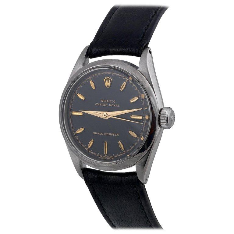 With manual wind movement, black dial gilt baton numerals and Rolex crown on a black leather strap, circa 1956s, case diameter approx 32mm
Case n° 153596 Ref 6444