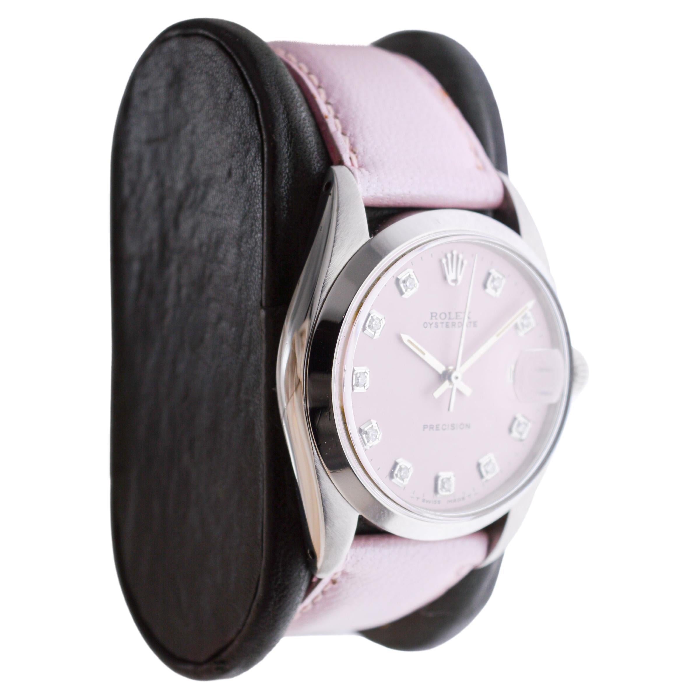 FABBRICA / CASA: Rolex Watch Company
STILE / RIFERIMENTO: Oysterdate / Riferimento 6694
METALLO / MATERIALE: Acciaio inossidabile
CIRCA / ANNO: 1970
DIMENSIONI: Lunghezza 42 mm X Diametro 35 mm
MOVIMENTO / CALIBRO: Carica manuale / 17 rubini