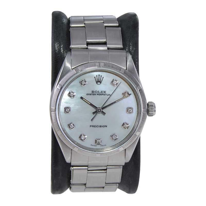 FABRIK / HAUS: Rolex Watch Company
STIL / REFERENZ: Oyster Perpetual / Referenz 1002 / 1003
METALL / MATERIAL: Rostfreier Stahl
CIRCA / JAHR: 60er / 70er Jahre
ABMESSUNGEN / GRÖSSE: Länge 39mm x Durchmesser 34mm
UHRWERK / KALIBER: Ewiger Aufzug / 26